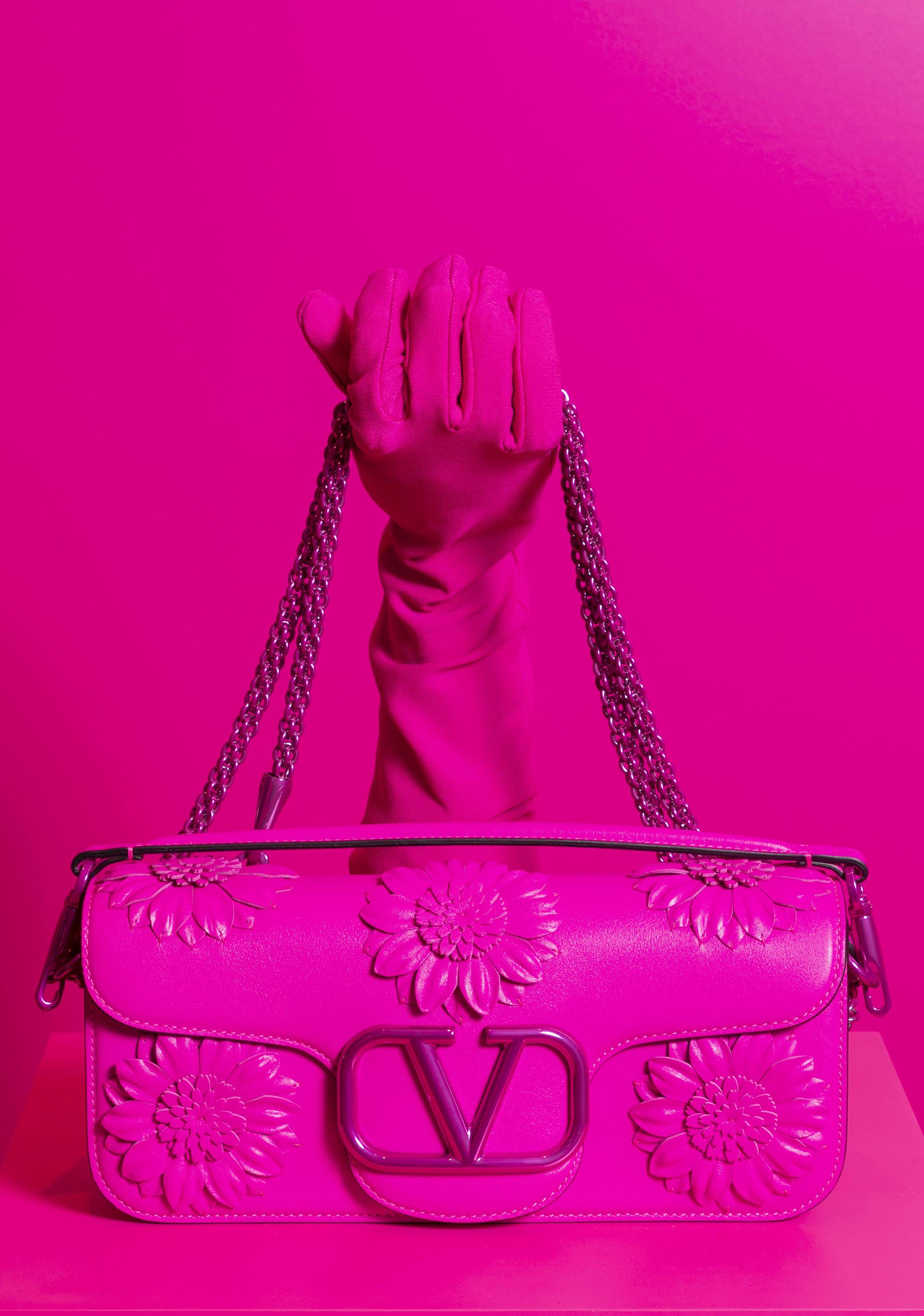 Valentino Garavani花卉裝飾Locò Bag。NT$146,000（VALENTINO 提供）