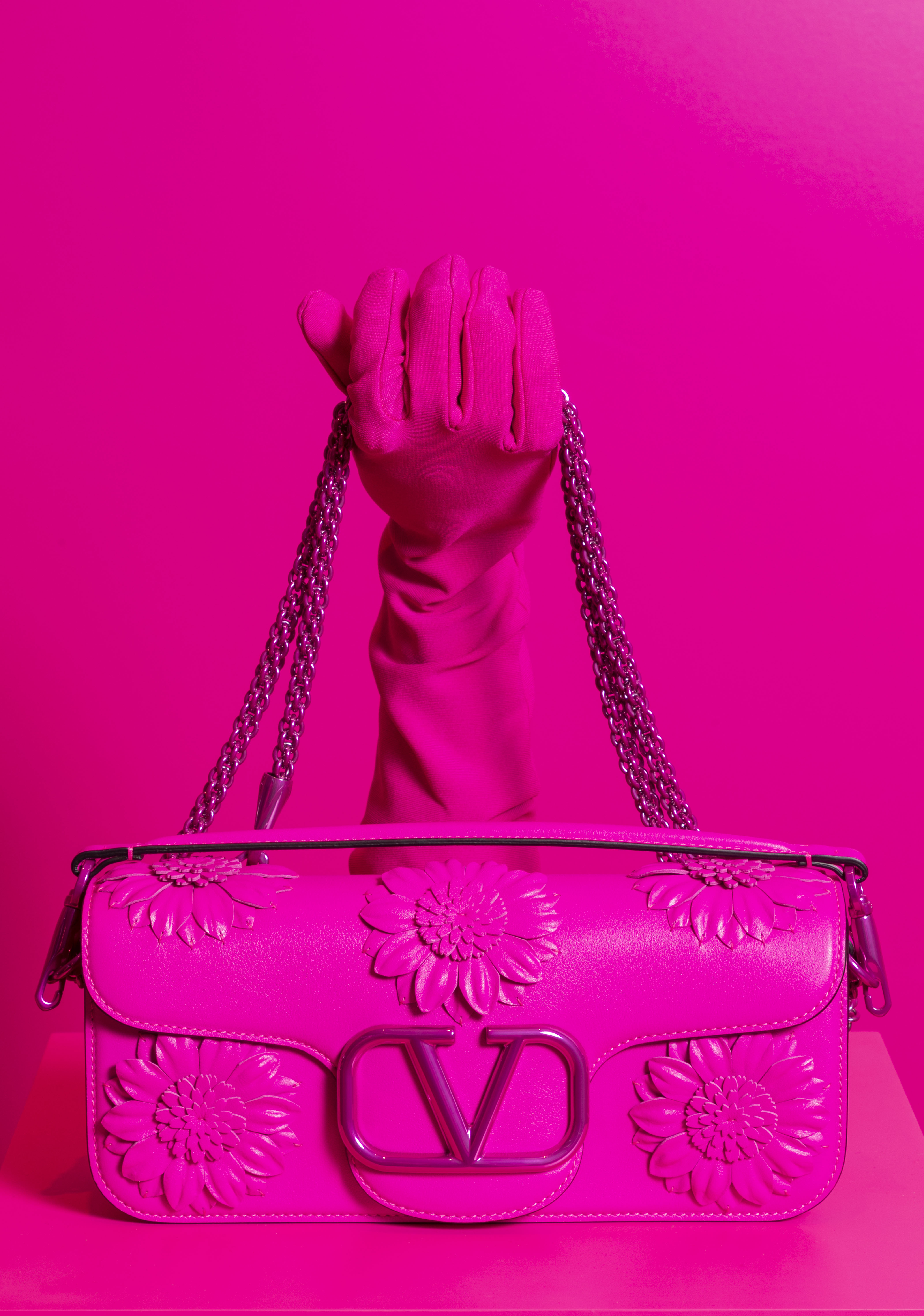 Valentino Garavani花卉裝飾Locò Bag。NT$146,000（VALENTINO 提供）