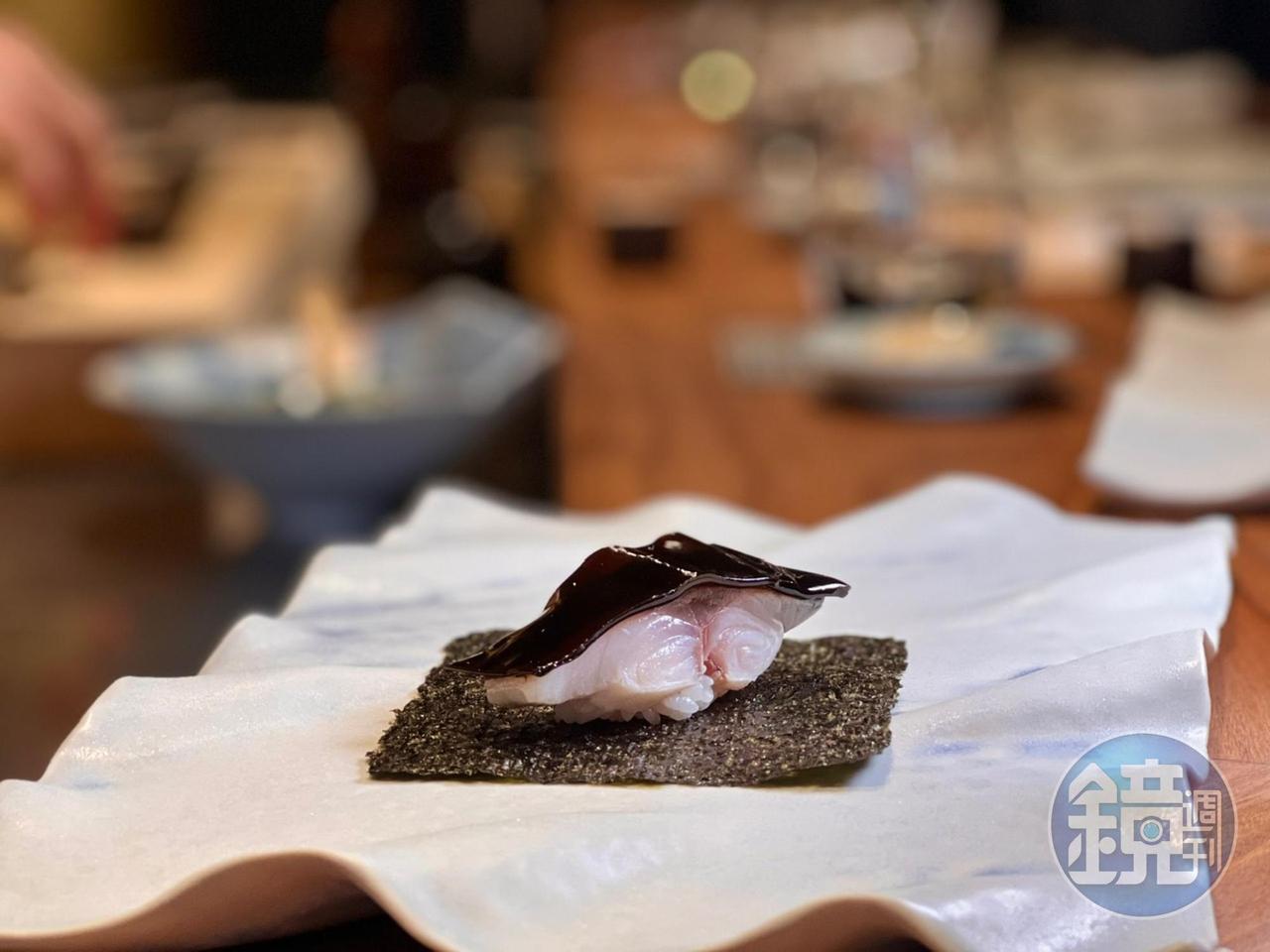 「秋日和」端出鯖魚壽司,加上自製昆布與海苔一起享用。