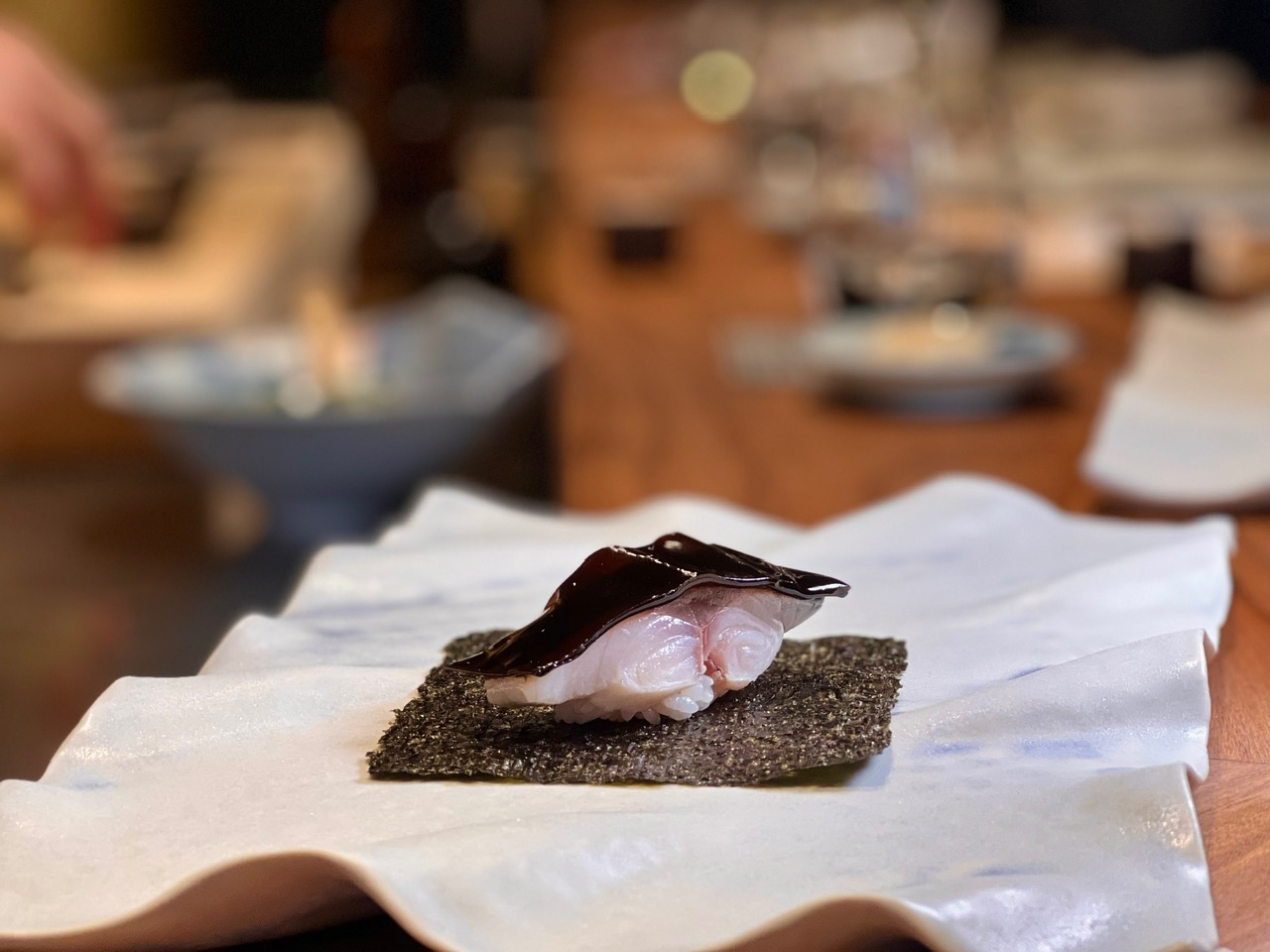 「秋日和」端出鯖魚壽司，加上自製昆布與海苔一起享用。