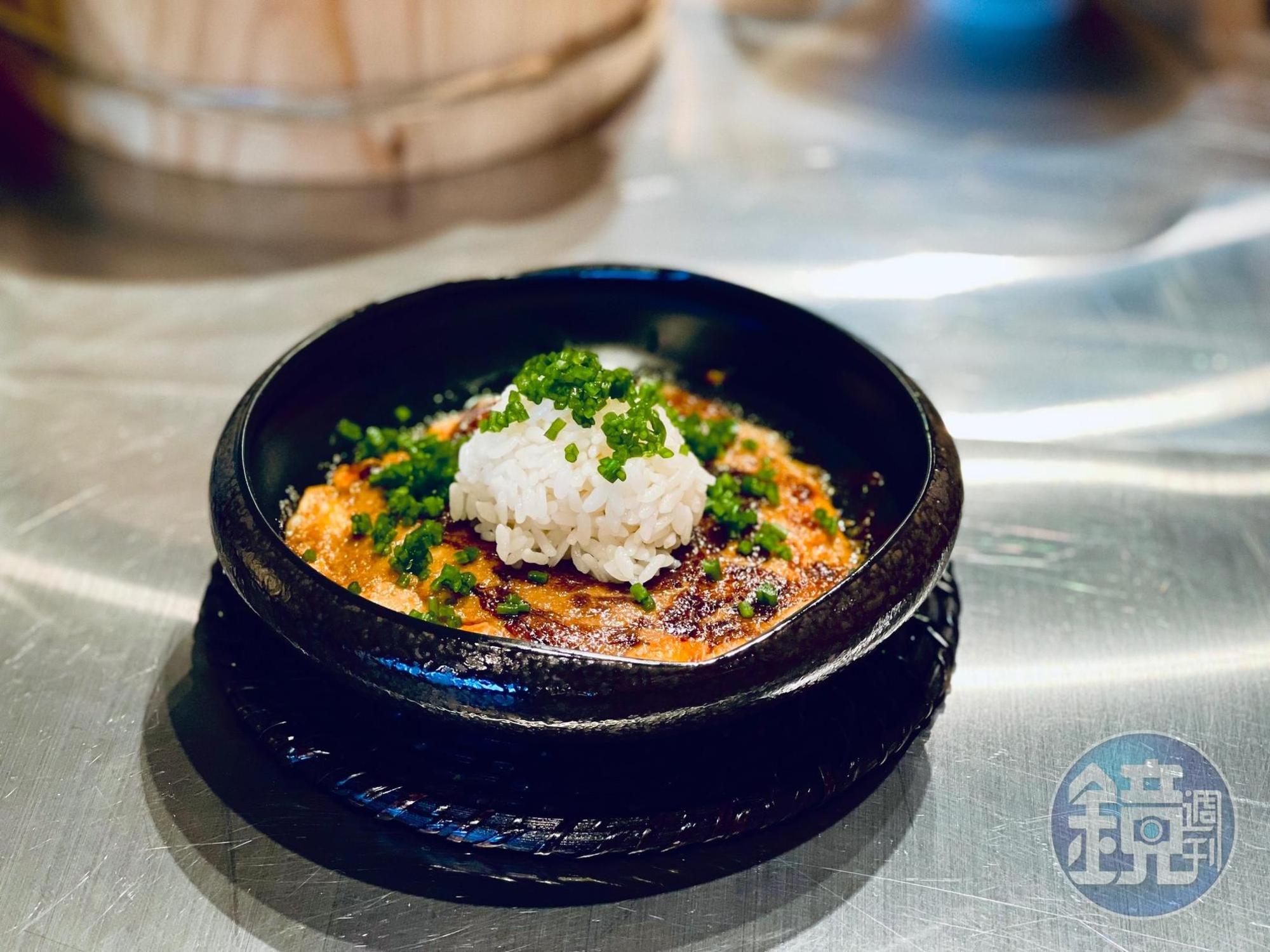 以綜合紅、白味噌與蟹膏、蟹肉焗烤方式呈現的「松葉蟹味噌燒」,加上醋飯及切碎的台產水蓮增添口感。