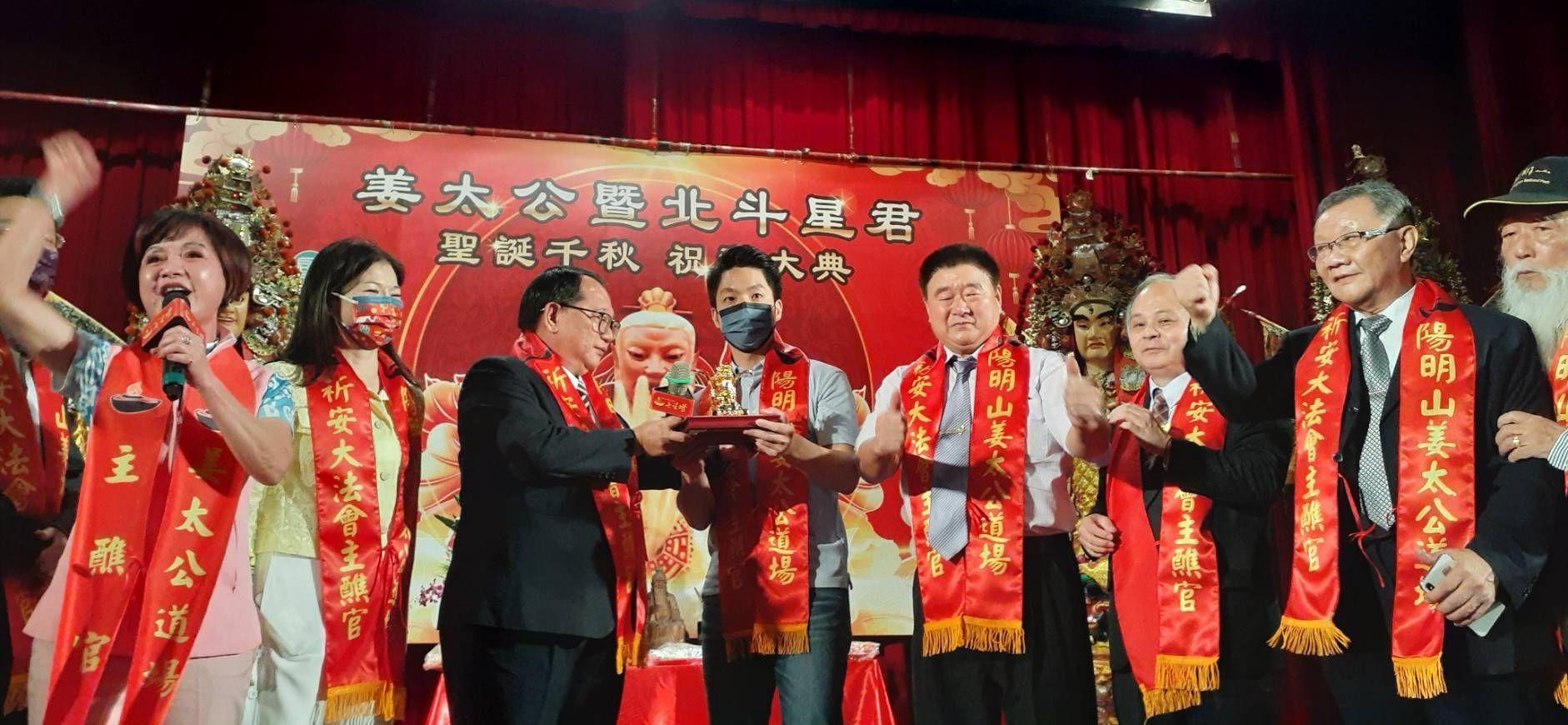 台北市長候選人蔣萬安出席姜太公祝壽大典。（姜太公道場提供）