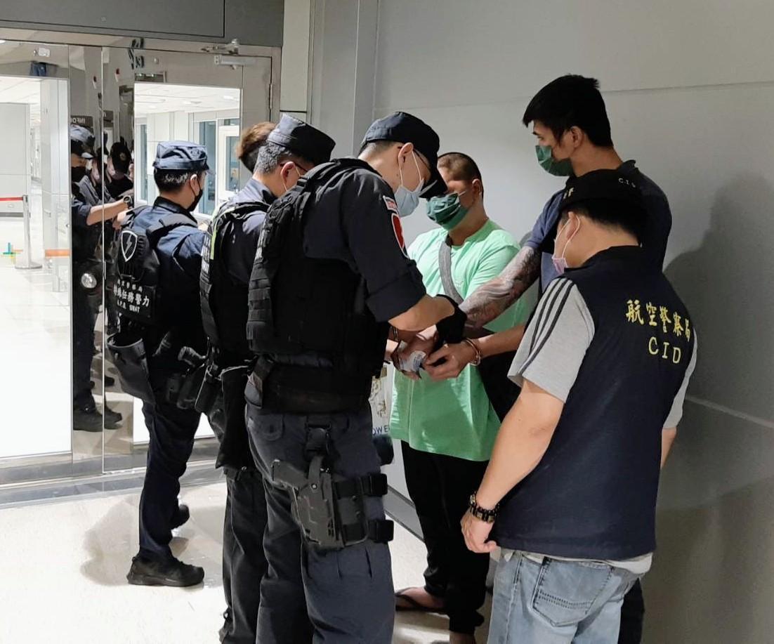 警方清查返台人士身分。（刑事局提供）