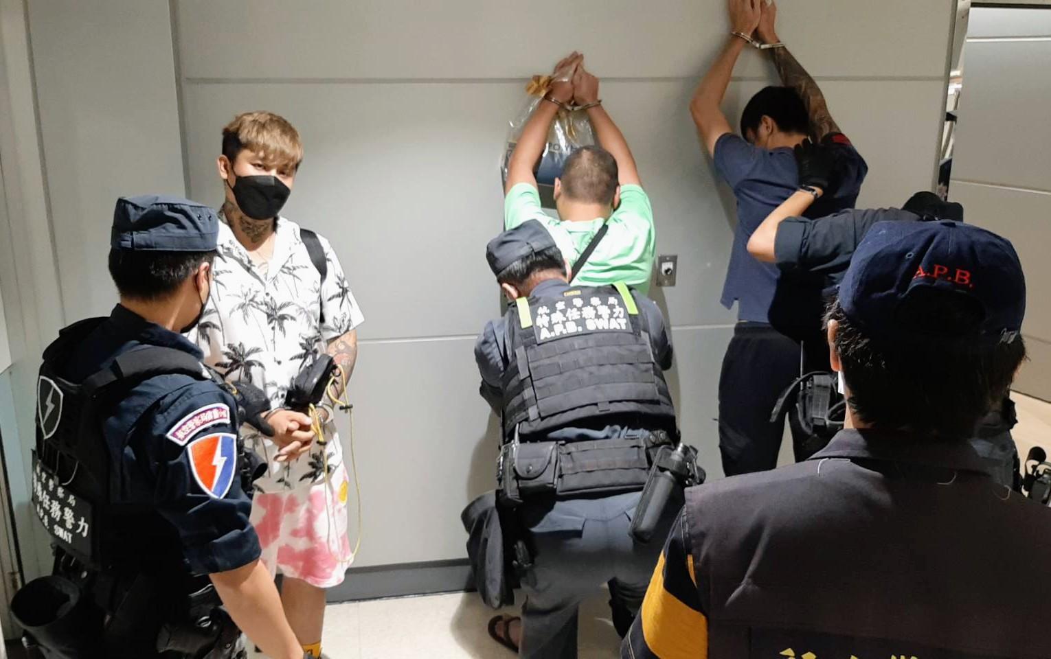 方對返台人士進行搜身。（刑事局提供）