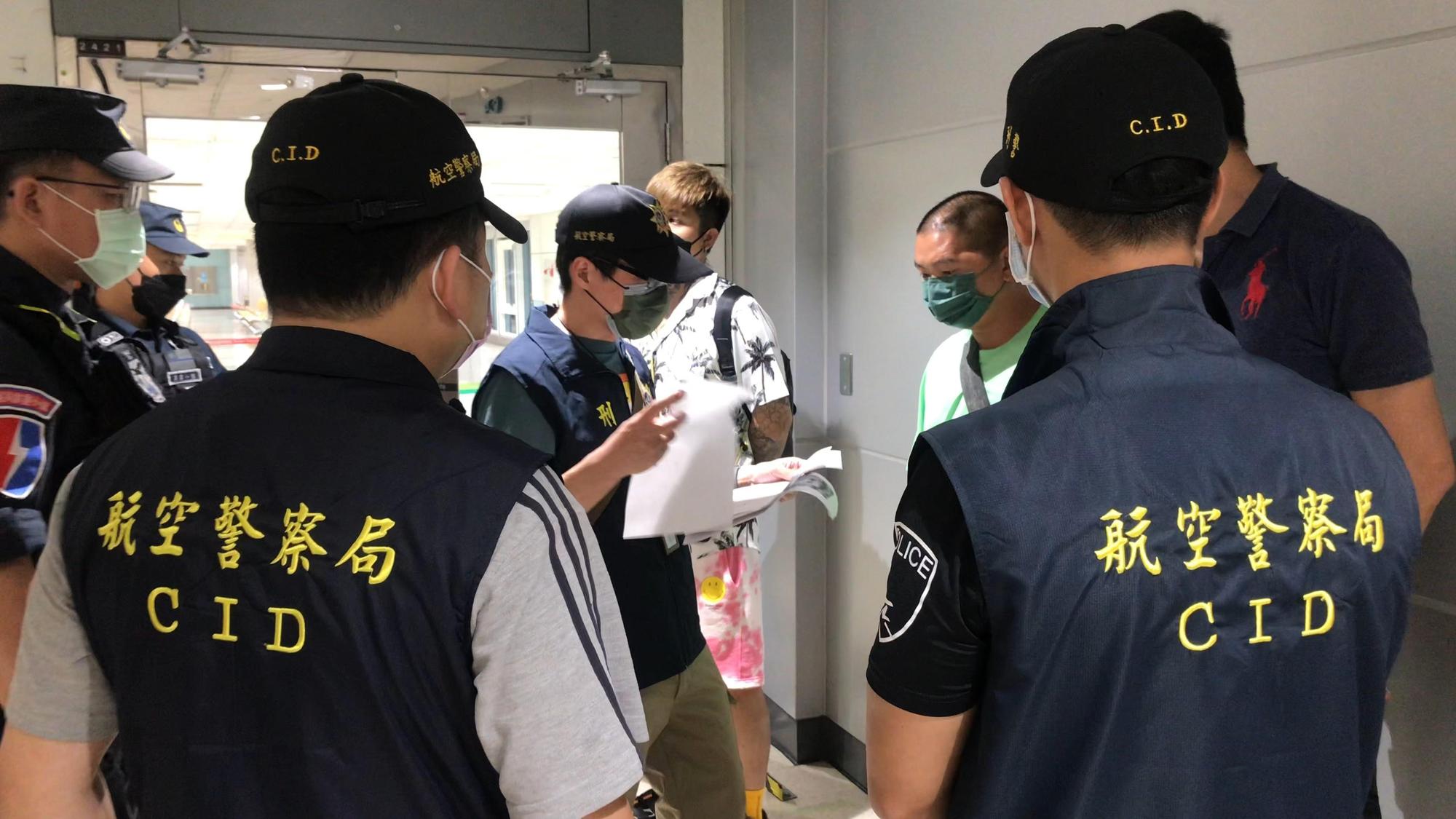警方在桃園機場大陣仗對返國可疑人士進行盤查。（刑事局提供）