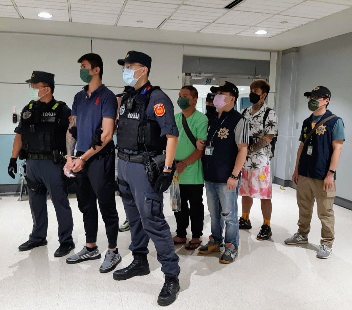 警方查獲通緝犯送辦。（刑事局提供）