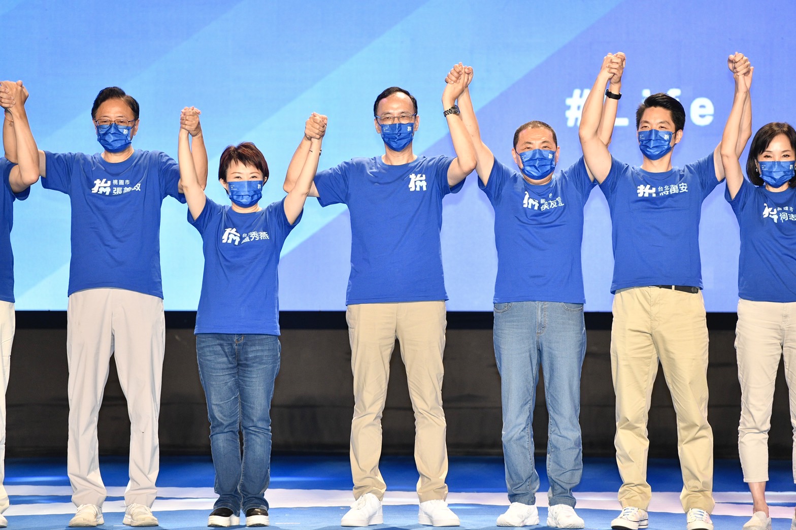 國民黨今（28）日召開第21屆全國黨代表大會，邀集所有縣市長提名人及部分議員參選人合體，為年底九合一選舉造勢。