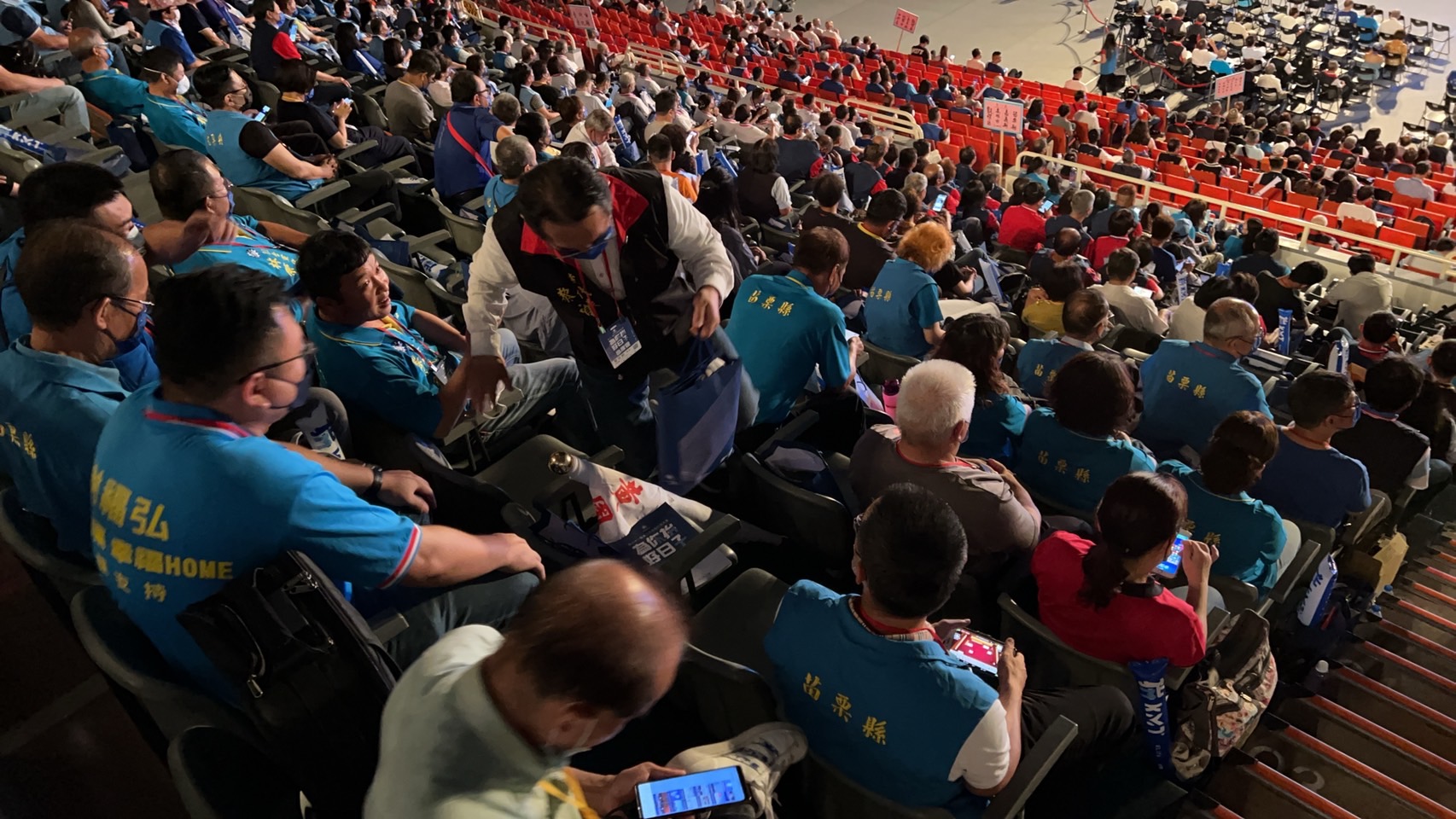 國民黨今（28）日召開全代會，力挺鍾東錦的黨代表系統集體缺席，僅有黨提名的苗栗縣長參選人謝福弘人馬到場，氣氛相當尷尬。