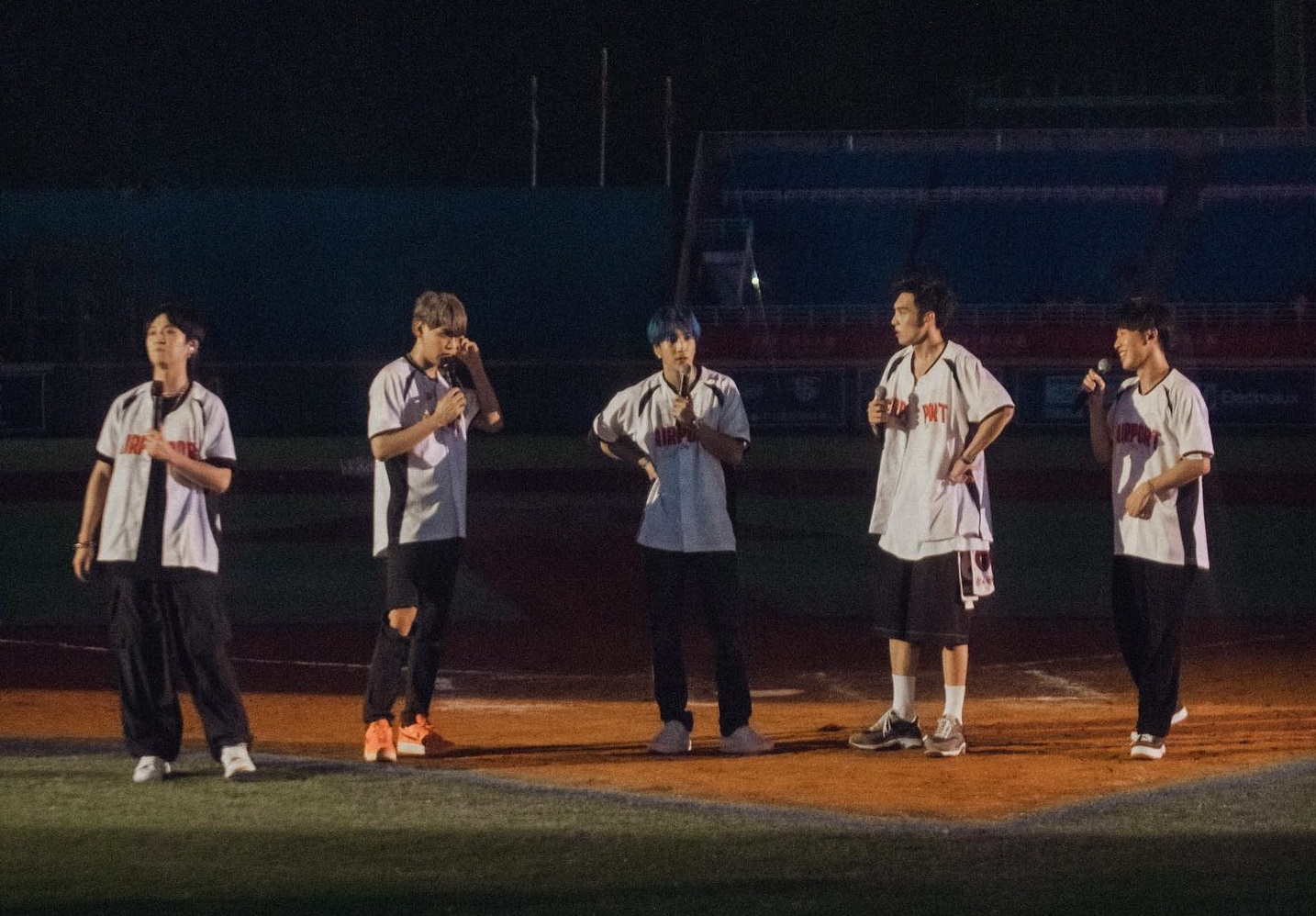 男團「五堅情」昨（27日）獲邀到桃園棒球場開球，並在賽後演唱。（翻攝自賴晏駒 小賴臉書）