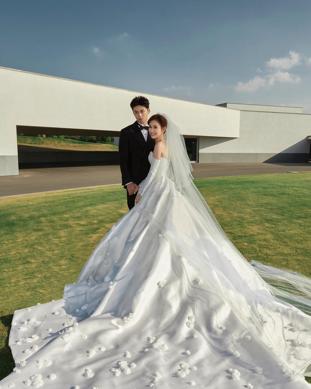 吳姍儒（右）年初與交往5年的室內設計師男友王陽開（左）完婚。（翻攝自吳姍儒IG）