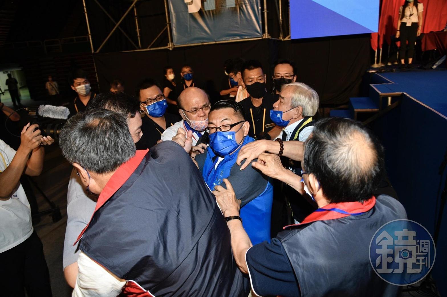 國民黨全代會今上演全武行，中央委員徐正文鬧場與他人發生肢體衝突。