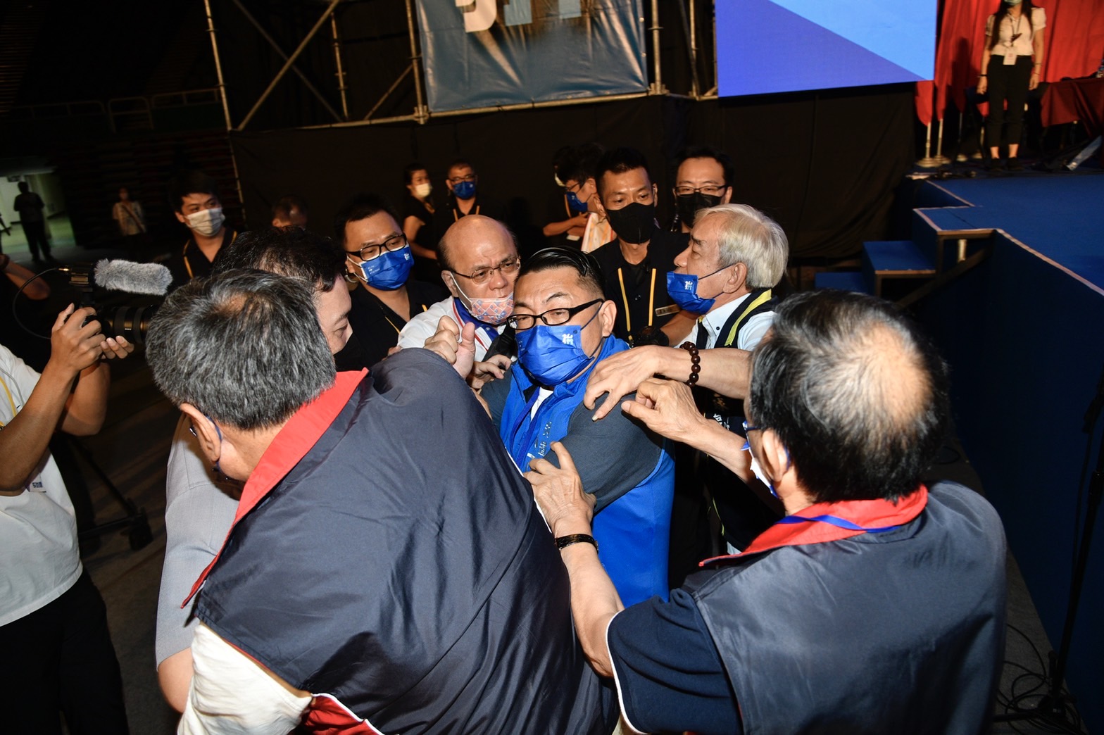 國民黨全代會今上演全武行，中央委員徐正文鬧場與他人發生肢體衝突。