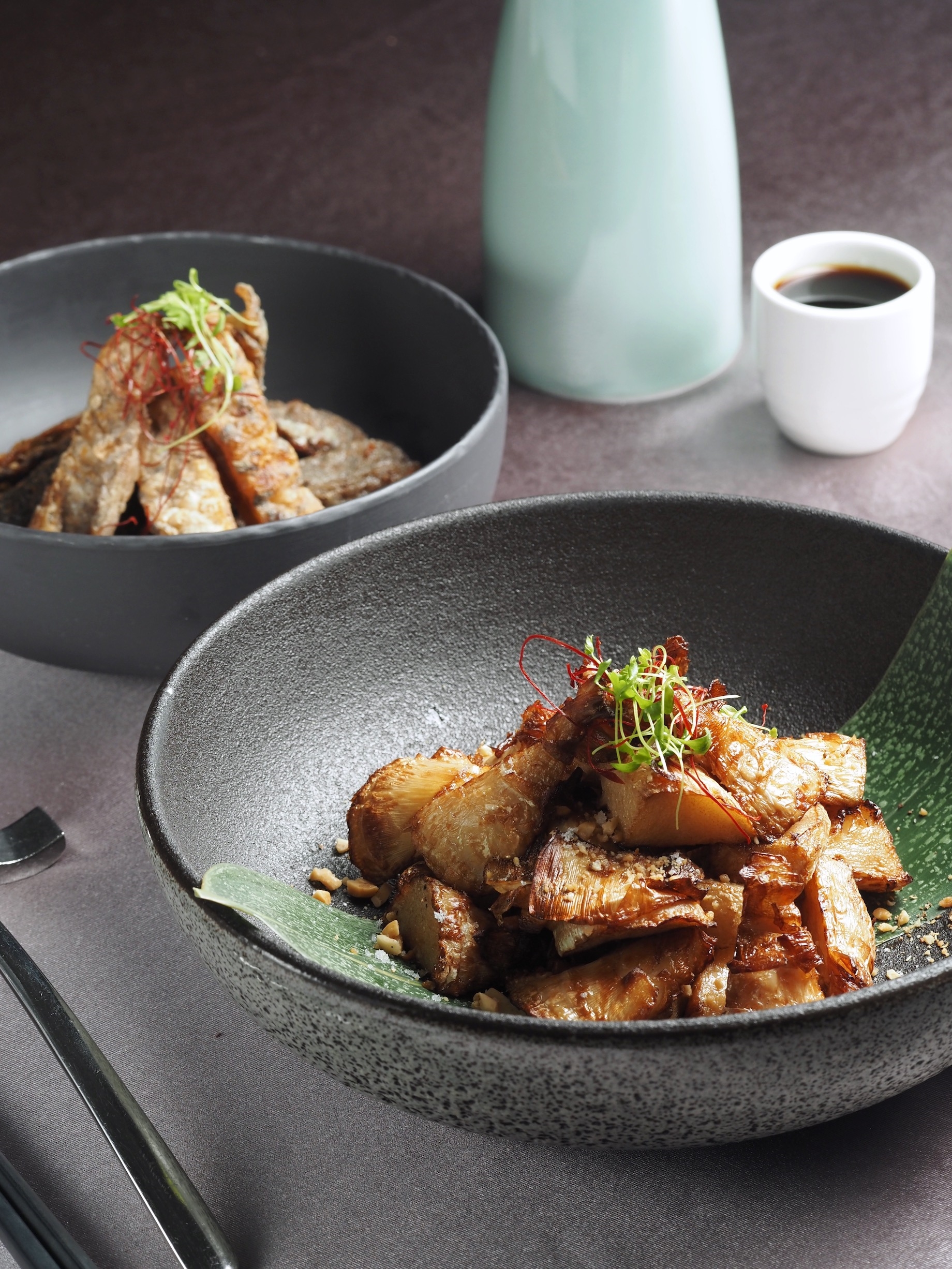 「勸酒雙味」由筍香嫩甜的「煿金鮮筍」（右），和作法費工的風乾魚皮「東坡膾」（左）構成。
