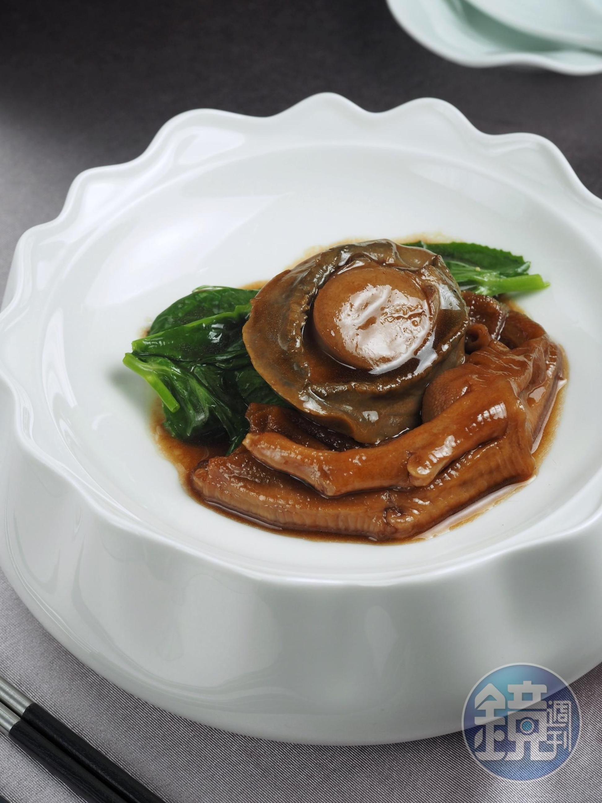 「掌上鰒魚珍明珠」以長時間煨煮換取膠質黏嘴的奢華感。