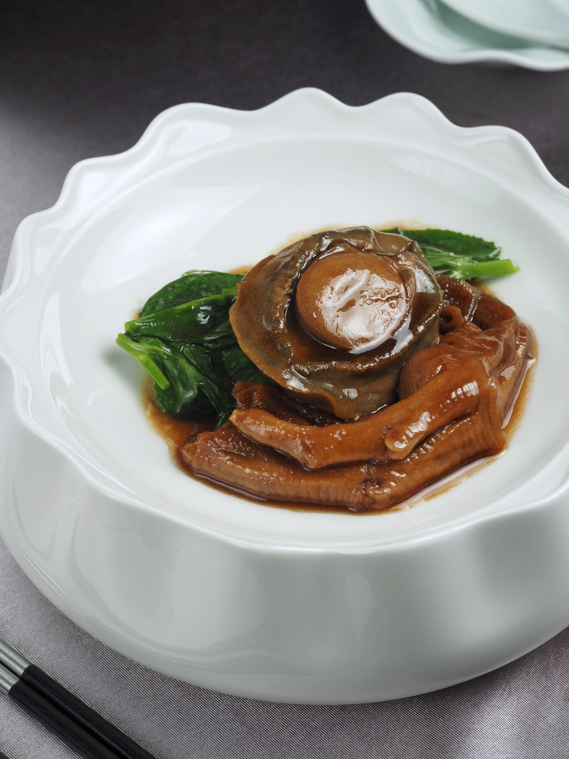 「掌上鰒魚珍明珠」以長時間煨煮換取膠質黏嘴的奢華感。