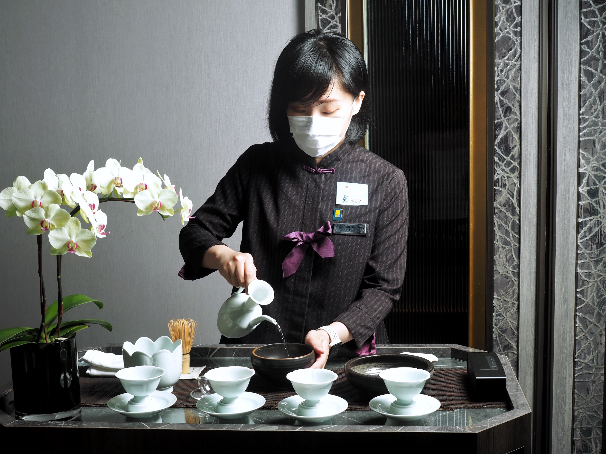 由侍茶師服務的桌邊點茶秀頗具儀式感。