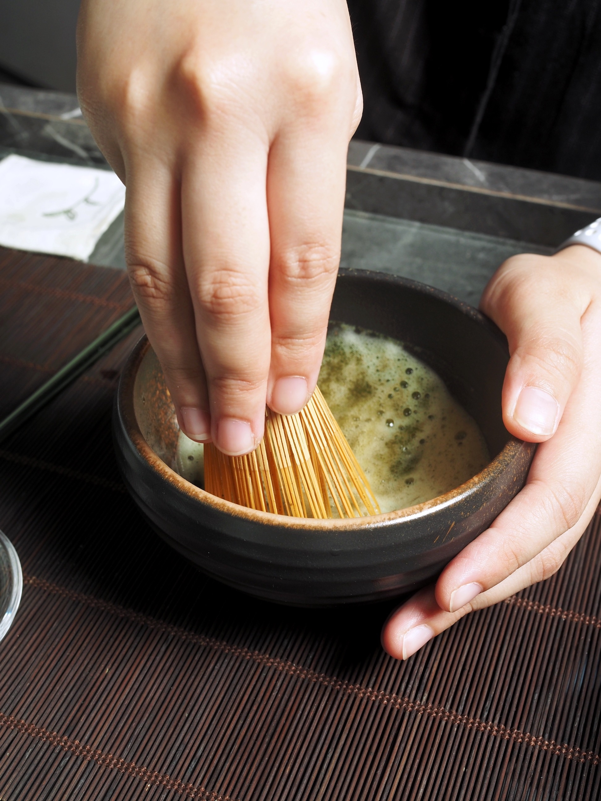 茶湯在絕妙手勢下激震出豐盈泡沫。