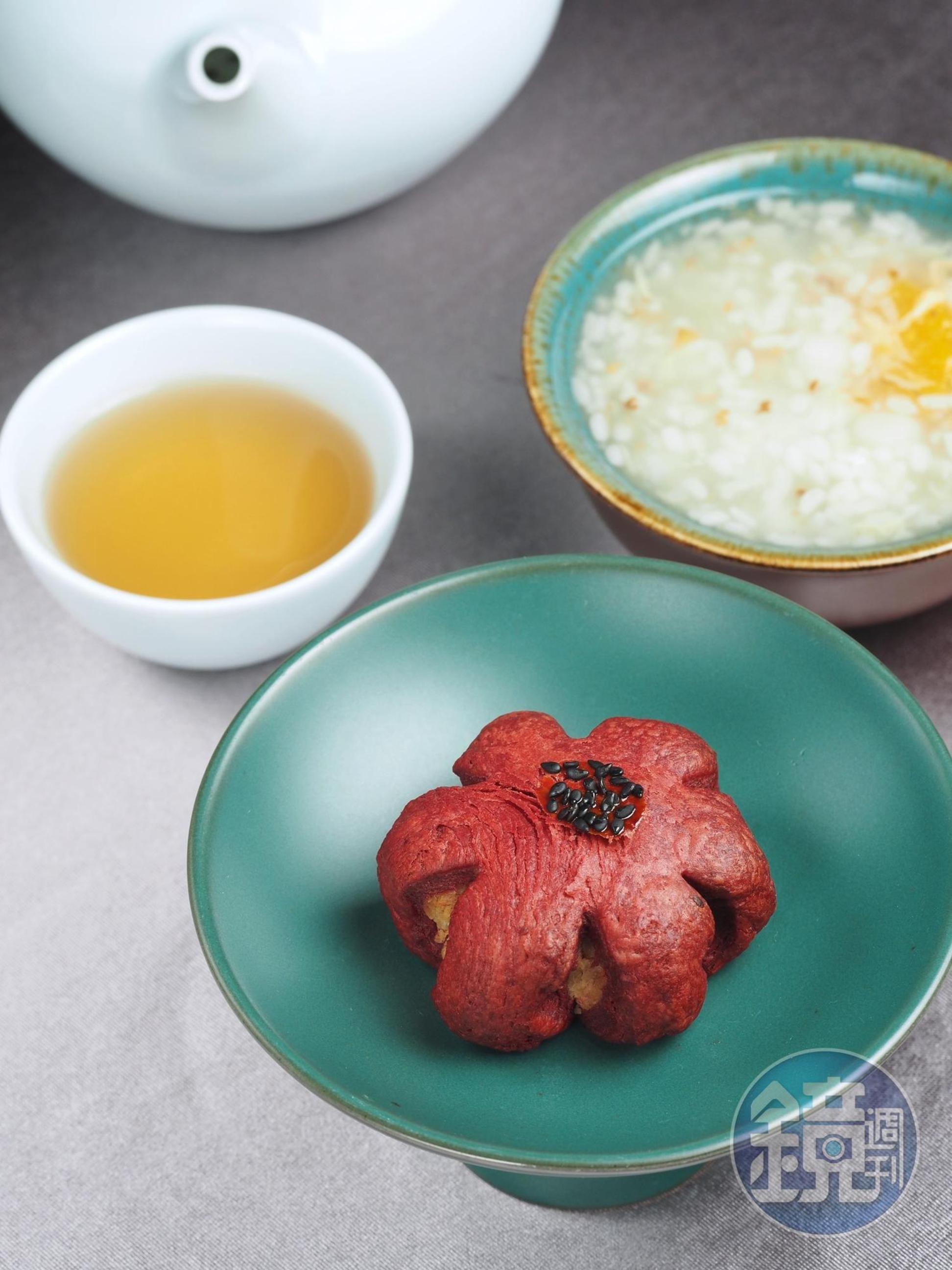 甜點由「菊花酥」(前)和「白玉酒釀浮圓子」(後)畫下完美句點。