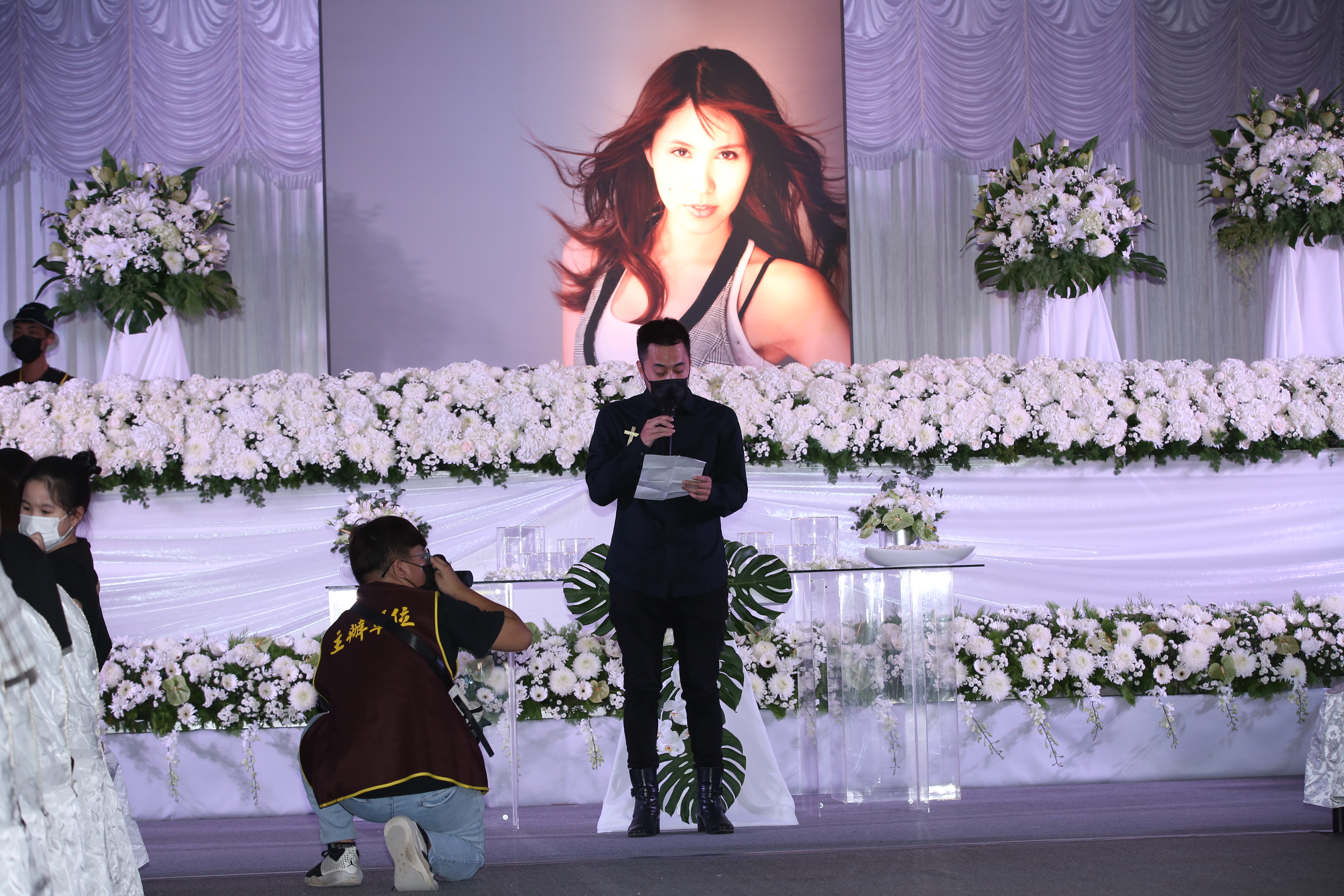 余祥銓代表余家人發表追思詞，敘說姊弟倆從小到大的情誼。