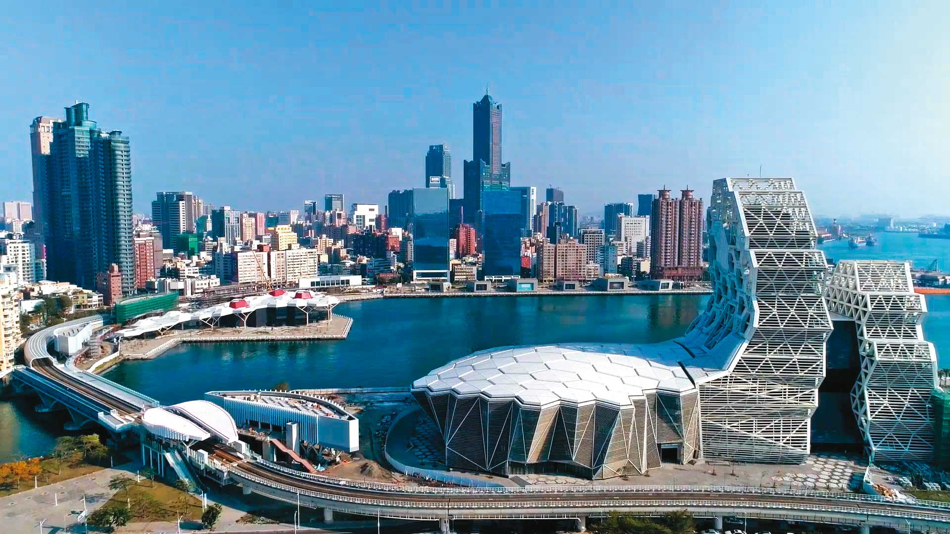 隨著科技業南移效應發酵，鄭欽天持續看好中南部房市。圖為高雄灣區。