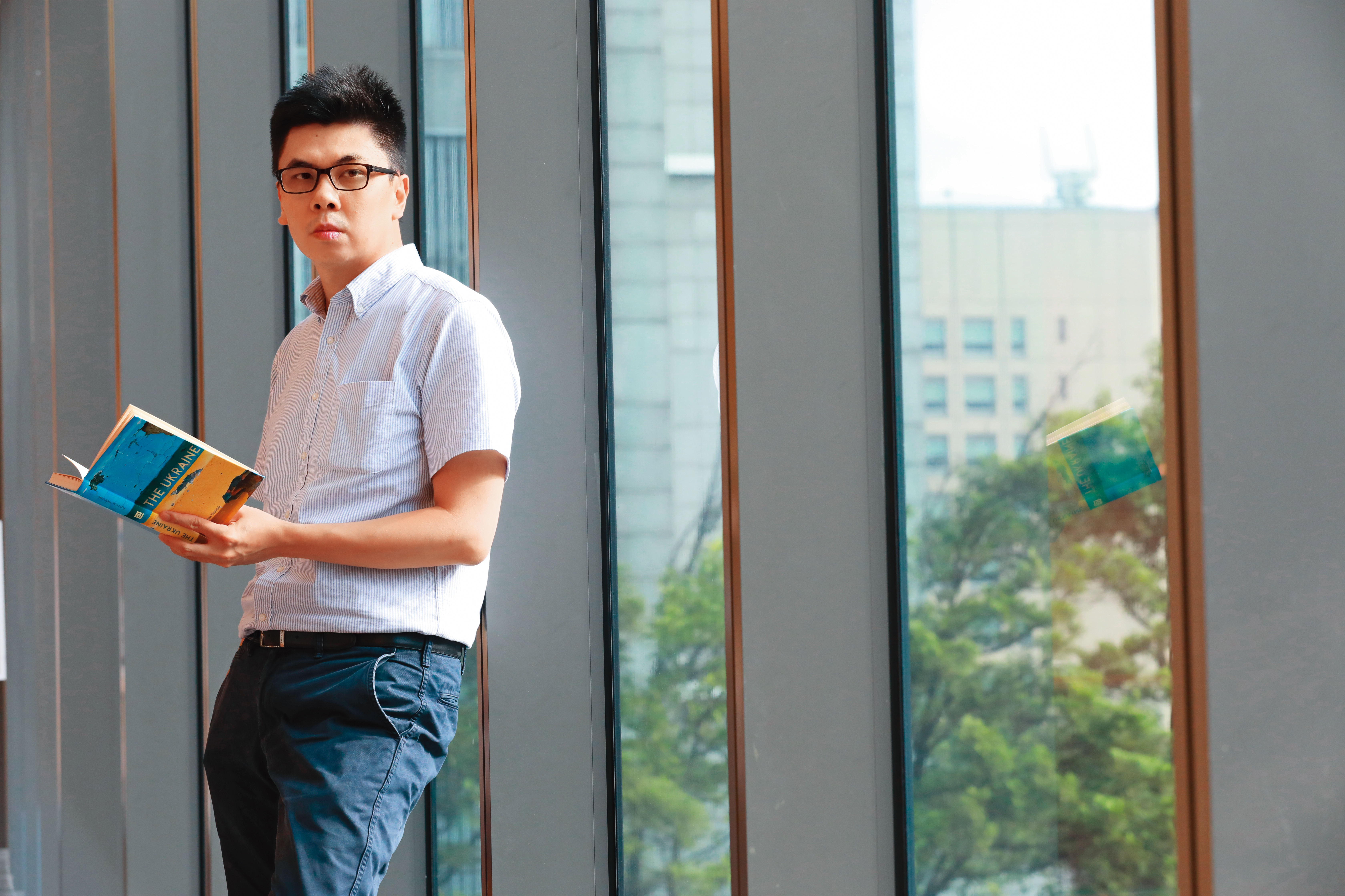 徐裕軒年少時曾在烏克蘭沙發衝浪，其中一名接待他的主人Artem Chapeye 如今已是烏克蘭知名作家。受訪這天，徐裕軒帶來Artem Chapeye的著作《The Ukraine》。