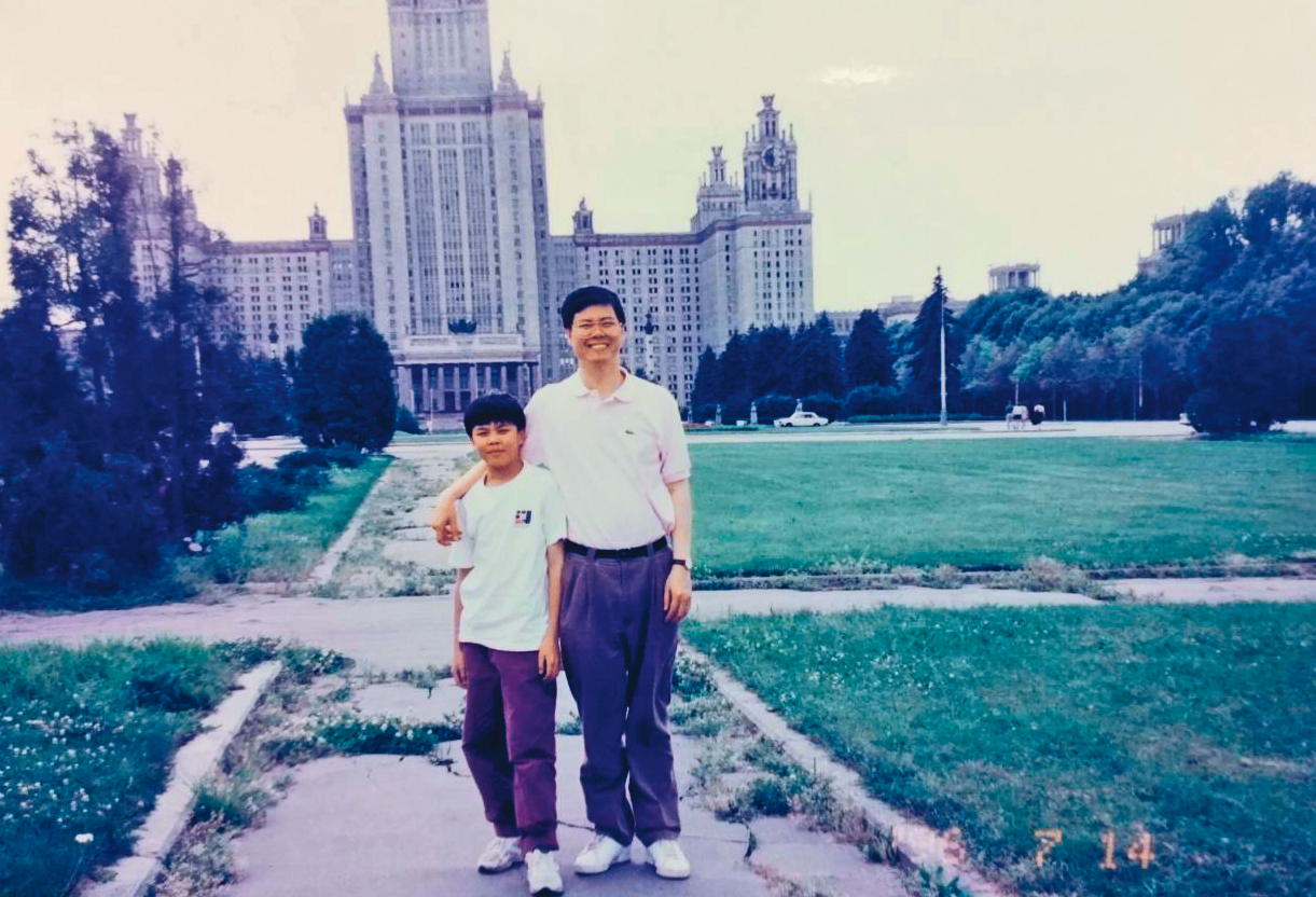 1995至1997年徐父(右)外派莫斯科,徐裕軒(左)因此對蘇聯解體後的東歐有些印象。