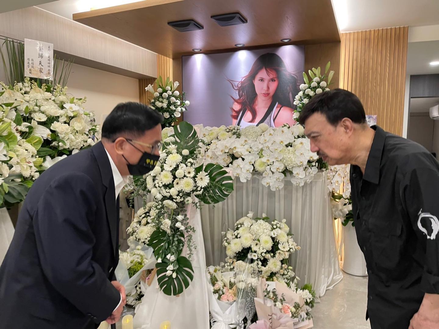 前總統陳水扁昨深夜在臉書貼出他親赴余苑綺靈堂的照片,更透露余天現況。(翻攝自陳水扁臉書)