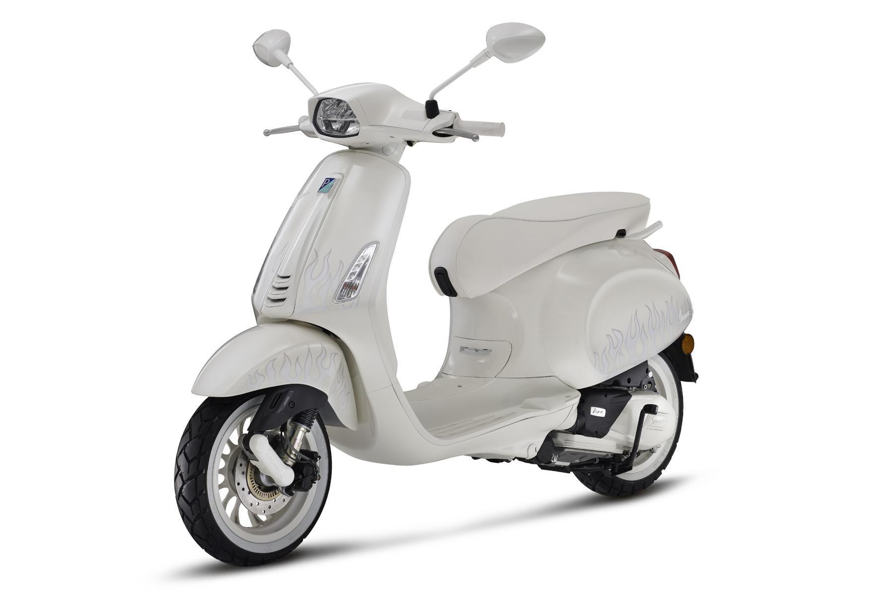 本次的聯名特仕版選用人氣車款 Vespa Sprint,具備鋼製Vespino窄版車身,搭配經典帥氣六角形頭燈。