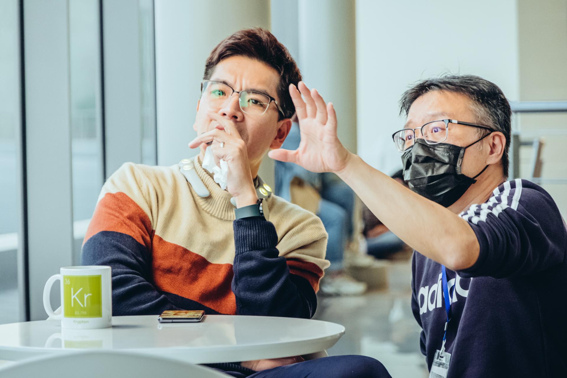 王傳一(左)在導演莊景燊(右)的要求下,以全新肢體語言演出情感壓抑的工程師。(華影國際提供)