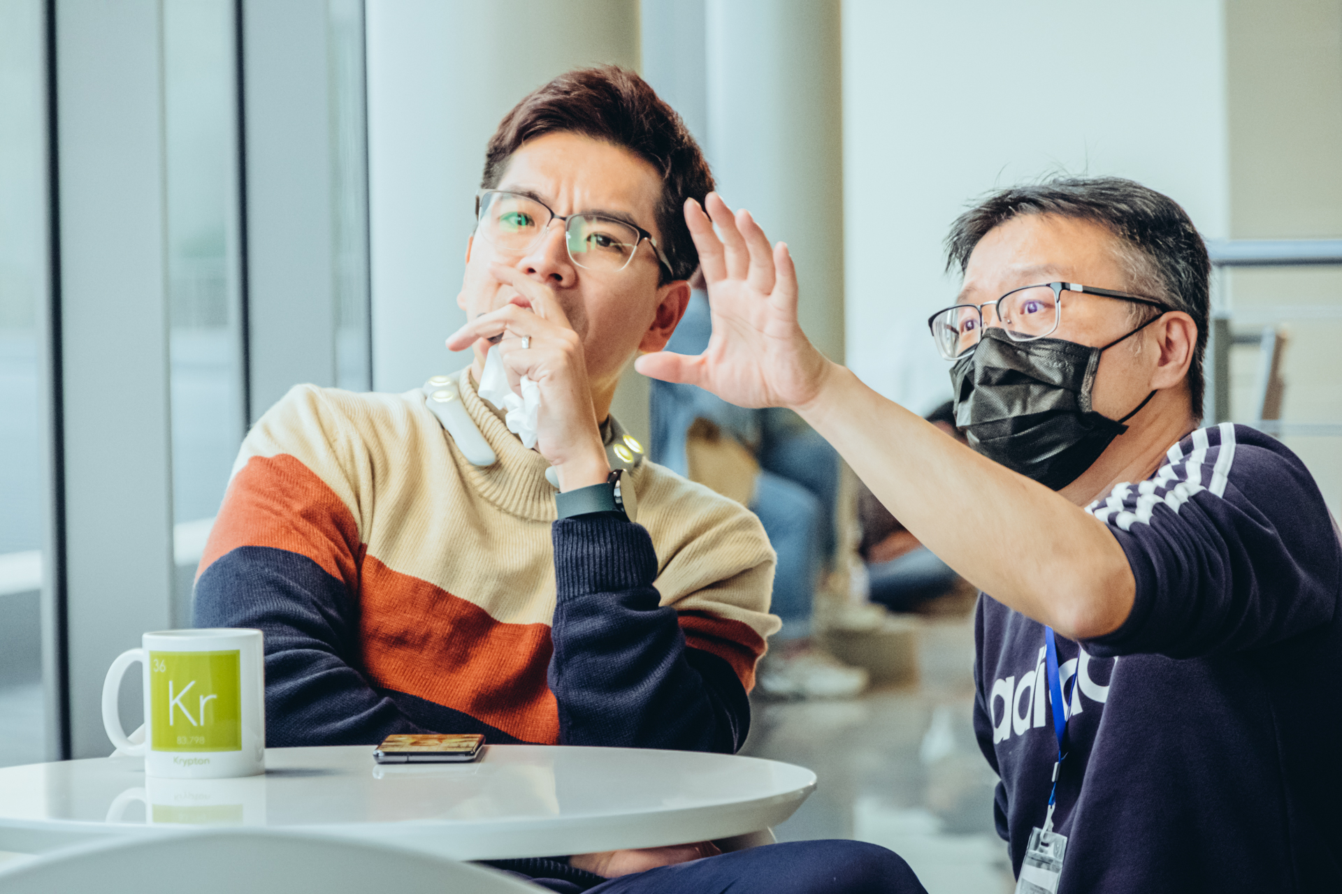 王傳一（左）在導演莊景燊（右）的要求下，以全新肢體語言演出情感壓抑的工程師。（華影國際提供）