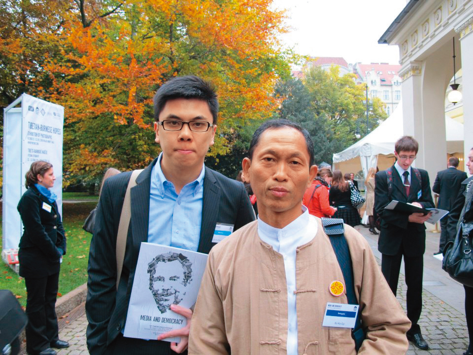 2012年徐裕軒（左）於捷克人權組織People in Need實習，出席Forum 2000會議，右為緬甸民運領袖Ko Ko Gyi。（徐裕軒提供）