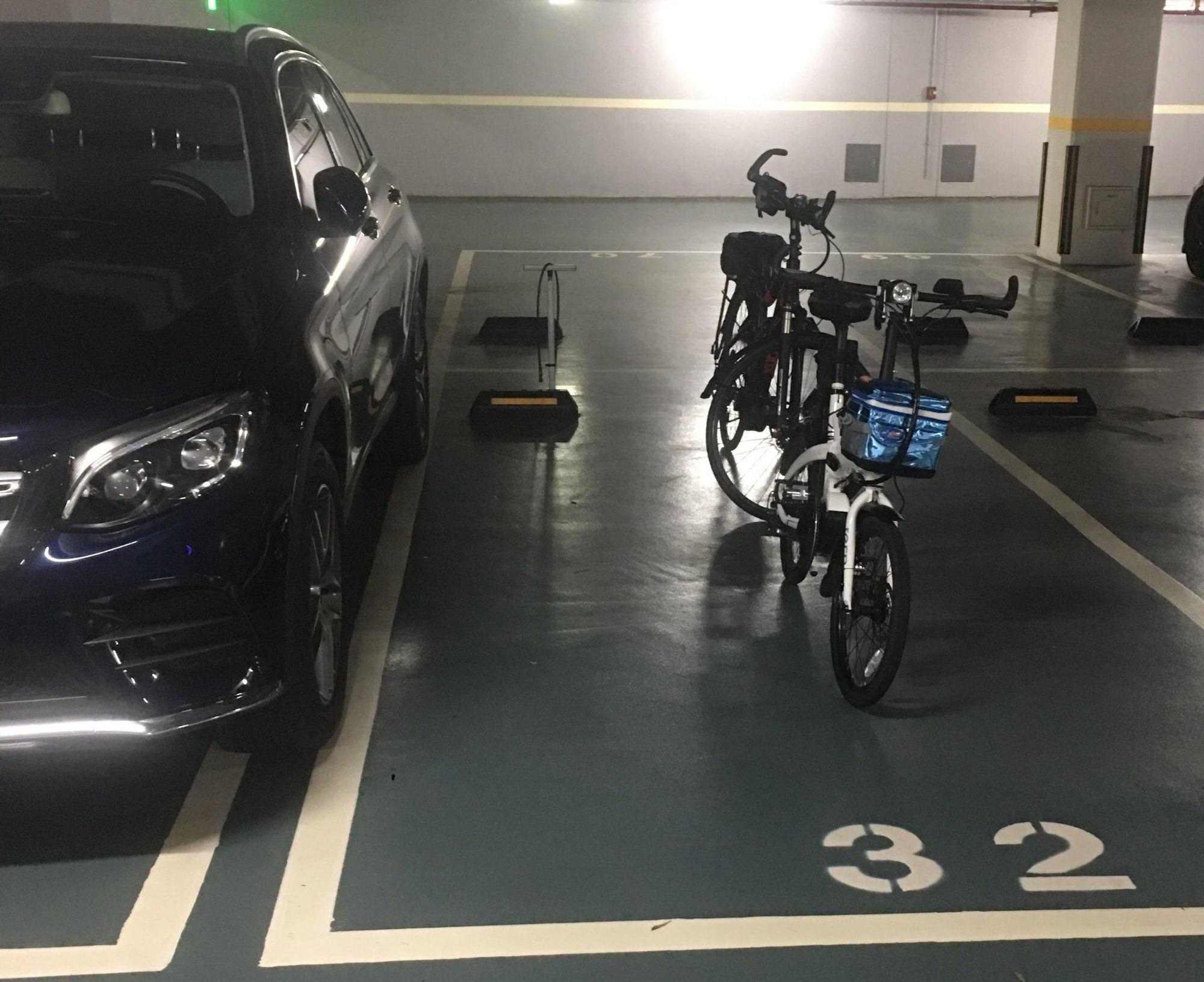 網友分享有鄰居買兩個車位,其中一個只拿來停腳踏車,讓他直呼羨慕「只能說有錢真好」。(翻攝自爆廢公社)