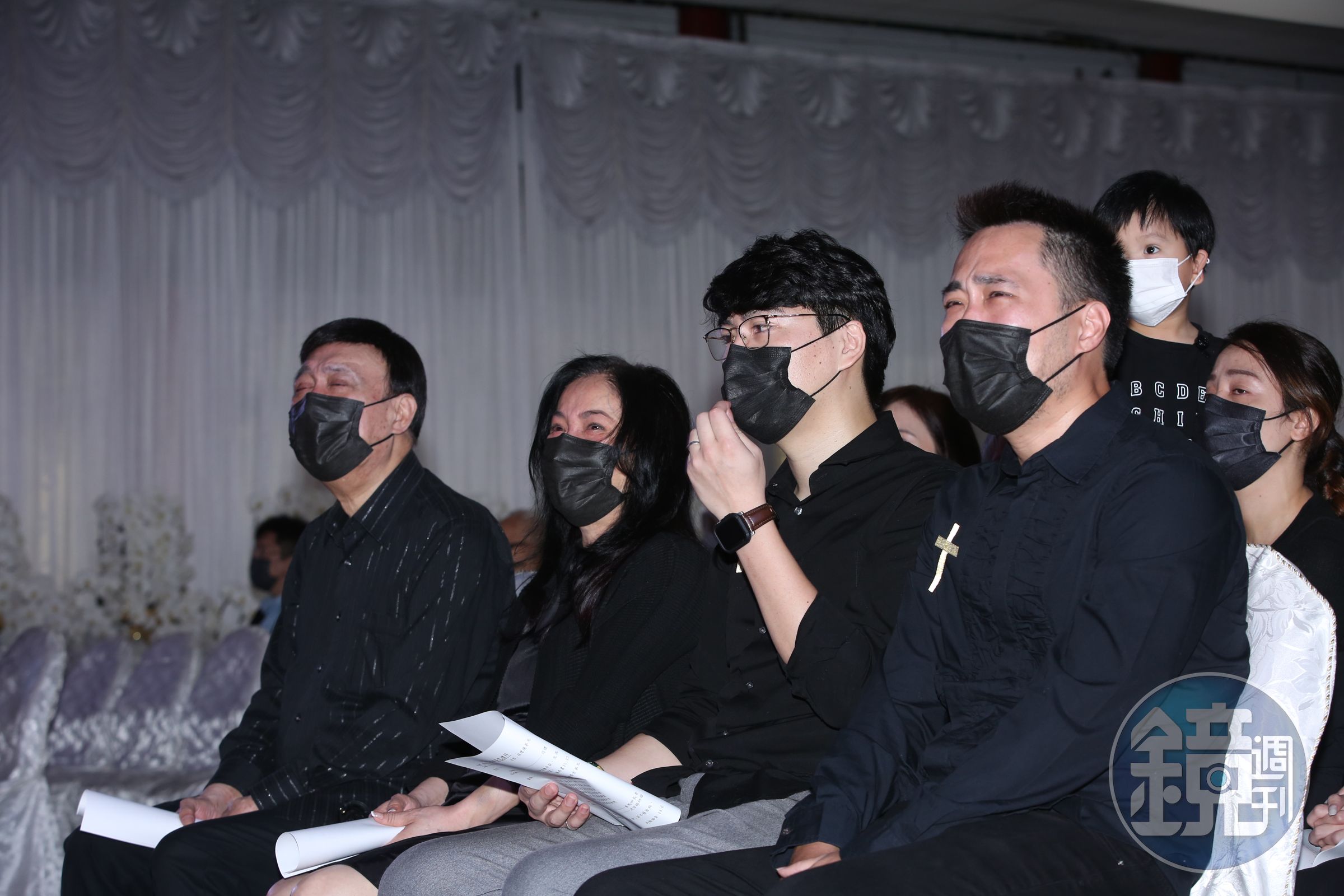 追思會上播放余苑綺的回憶影片，余家人在台下含淚觀看。