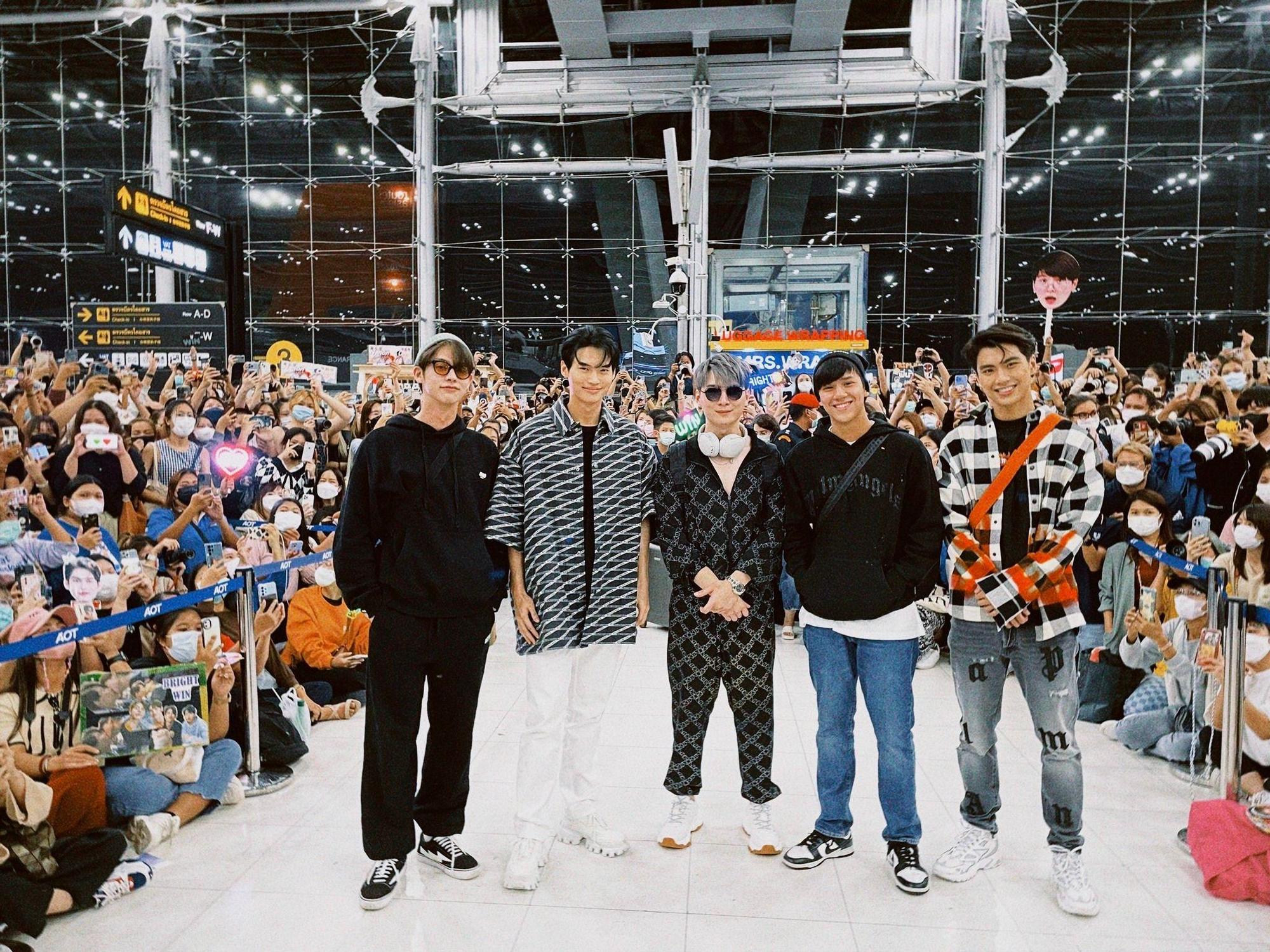 於泰國機場離境時,也吸許多泰國粉絲送行。(翻攝自GMMTV IG)