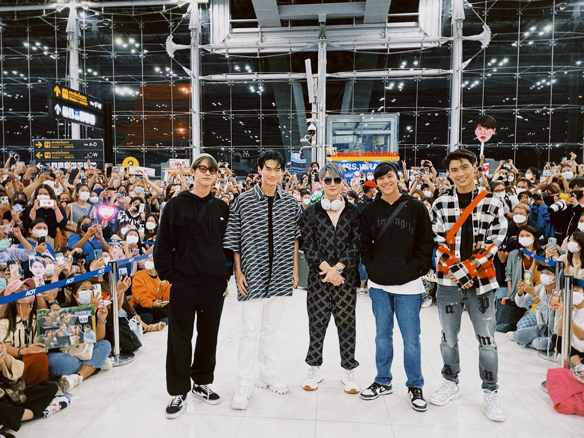 於泰國機場離境時,也吸許多泰國粉絲送行。(翻攝自GMMTV IG)