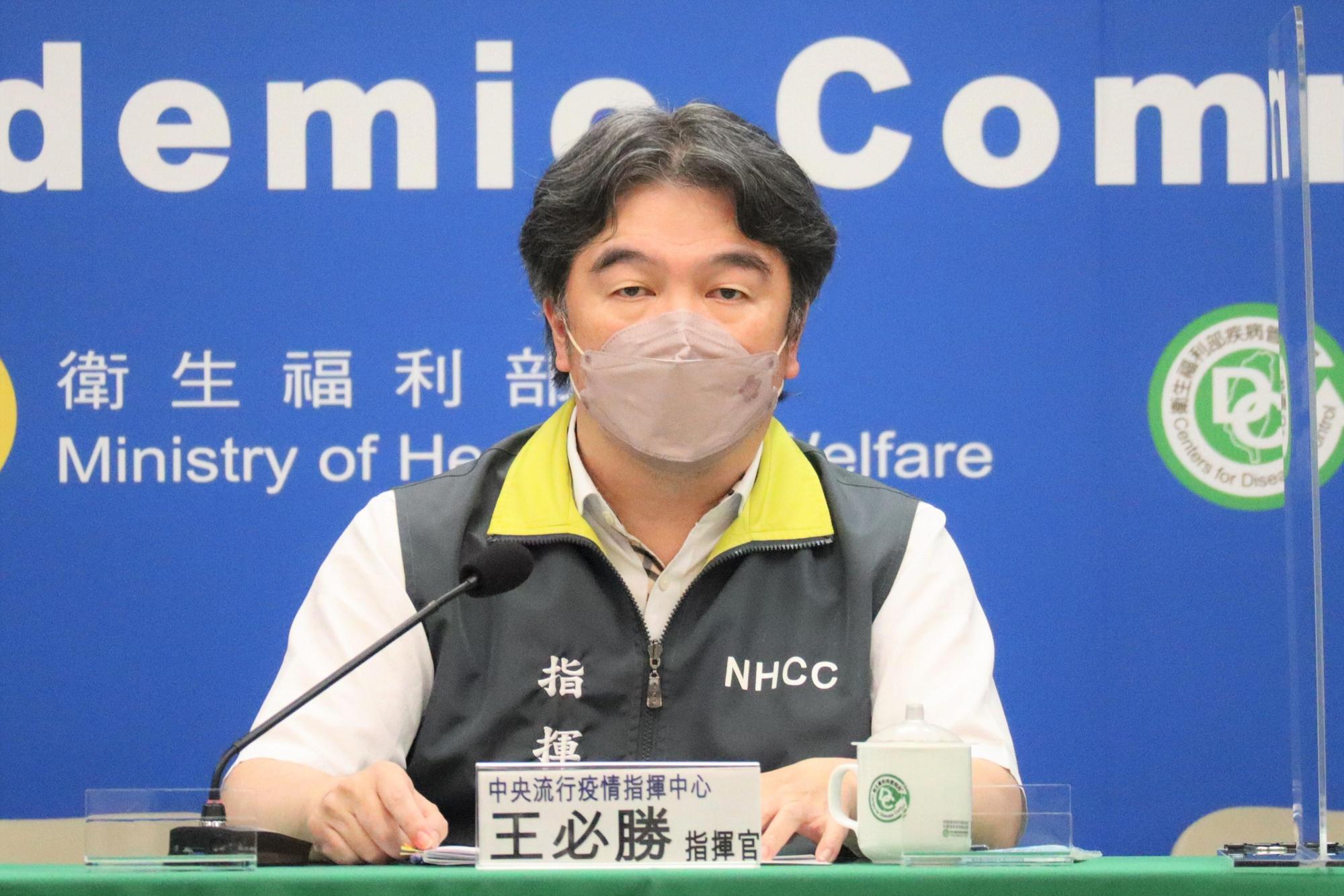 指揮中心說明今日疫情，新增20,160例本土個案及22例死亡。（指揮中心提供）