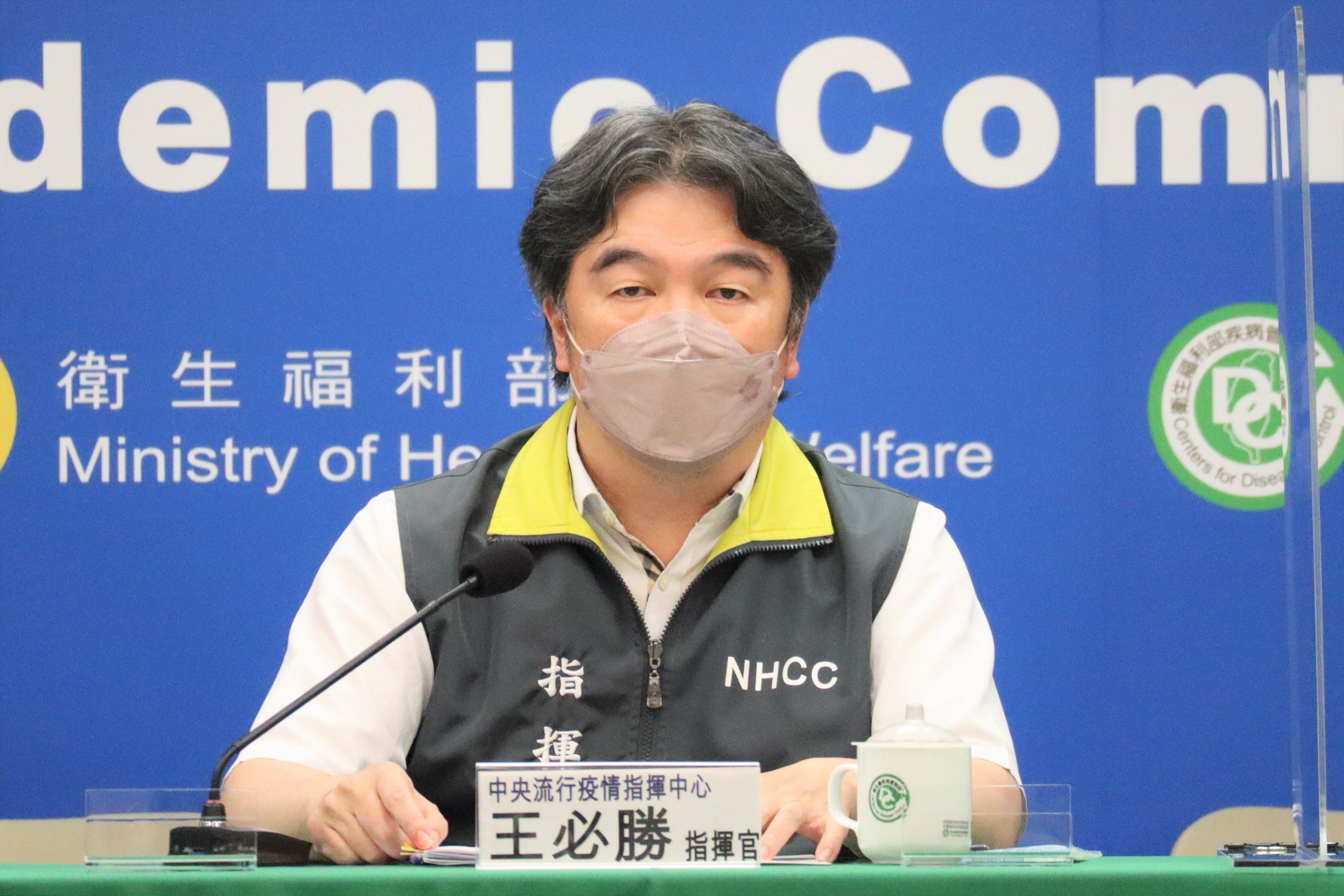 指揮中心說明今日疫情,新增20,160例本土個案及22例死亡。(指揮中心提供)