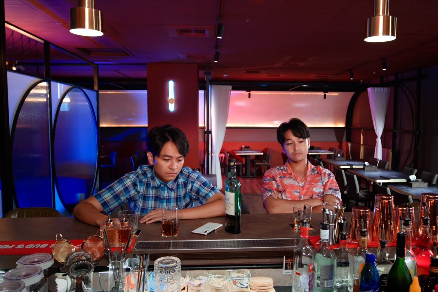 曾抱謙向弟弟曾定一訴說失戀心情。（TVBS提供）