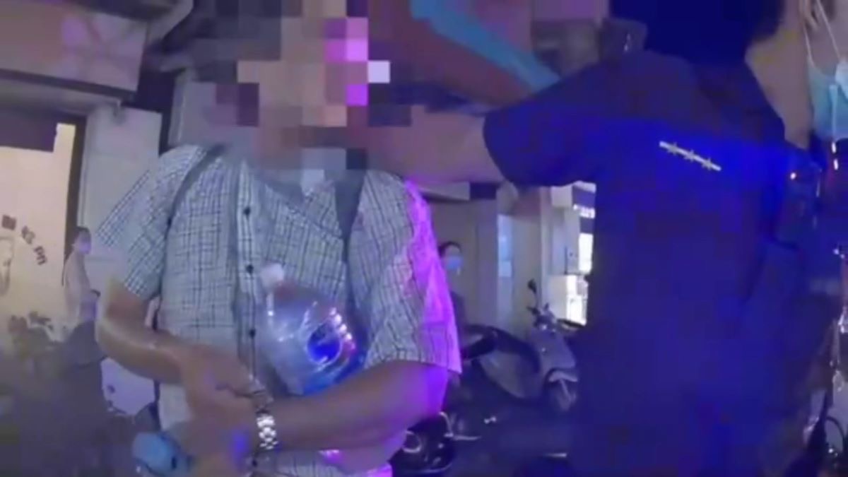 黃男面對警方盤查拒不配合，甚至動手推擠警方。（翻攝畫面）