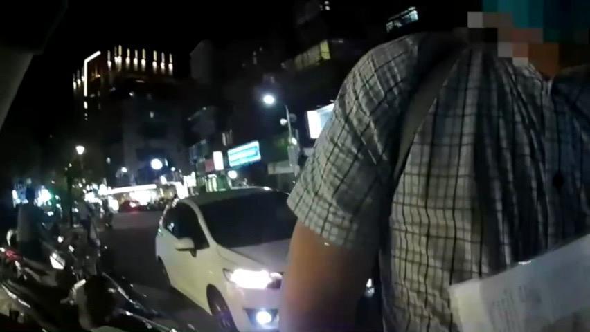 巡邏警方目擊黃男故技重施，立刻以現行犯將他逮捕。（翻攝畫面）