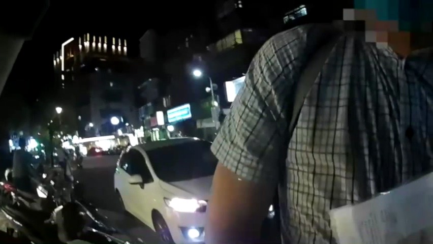巡邏警方目擊黃男故技重施,立刻以現行犯將他逮捕。(翻攝畫面)