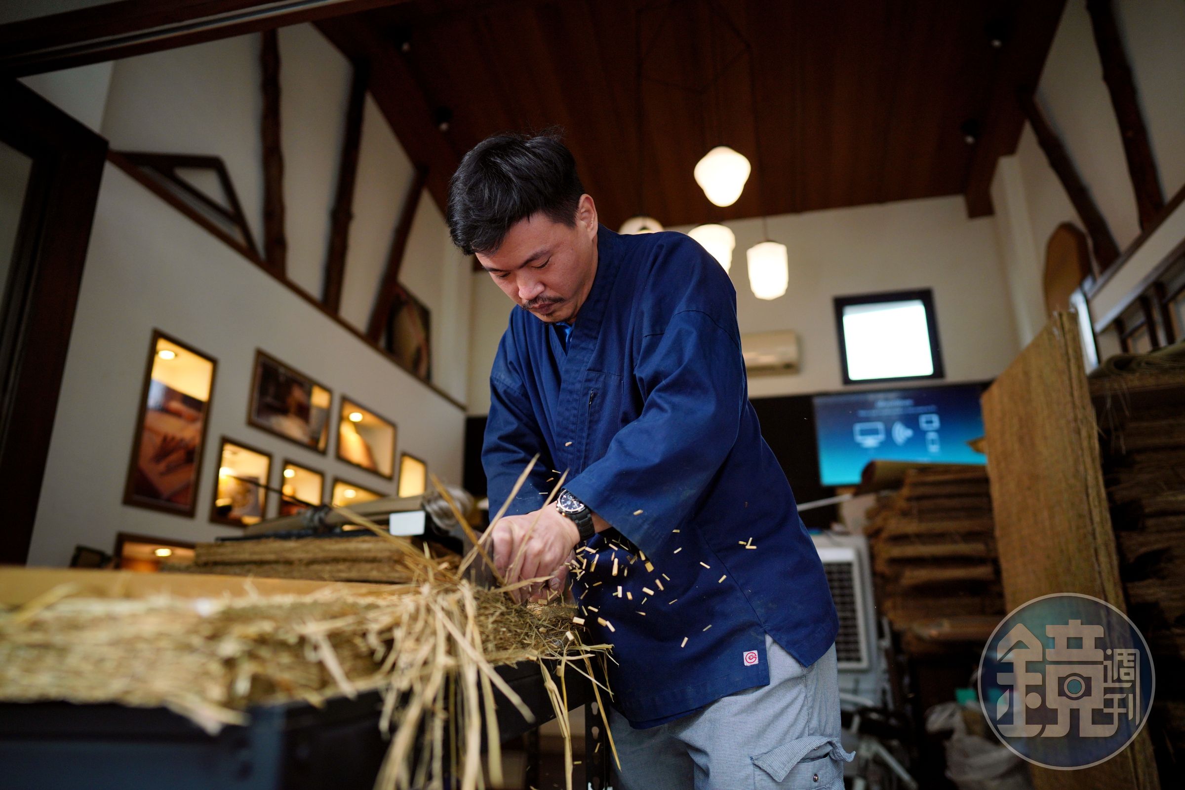 李宗勳說，製作榻榻米的第一步，是以鋼刀切除多餘蓆邊。
