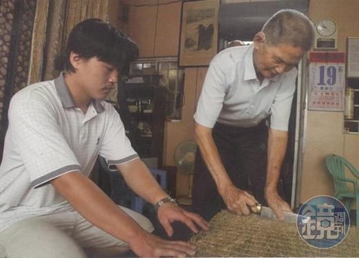 李宗勳(左)2008年回到泉興,向爺爺李金水(右)學習製作榻榻米手藝。(泉興榻榻米提供)