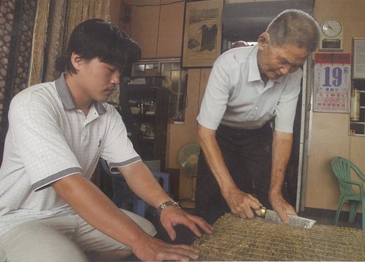李宗勳（左）2008年回到泉興，向爺爺李金水（右）學習製作榻榻米手藝。（泉興榻榻米提供）