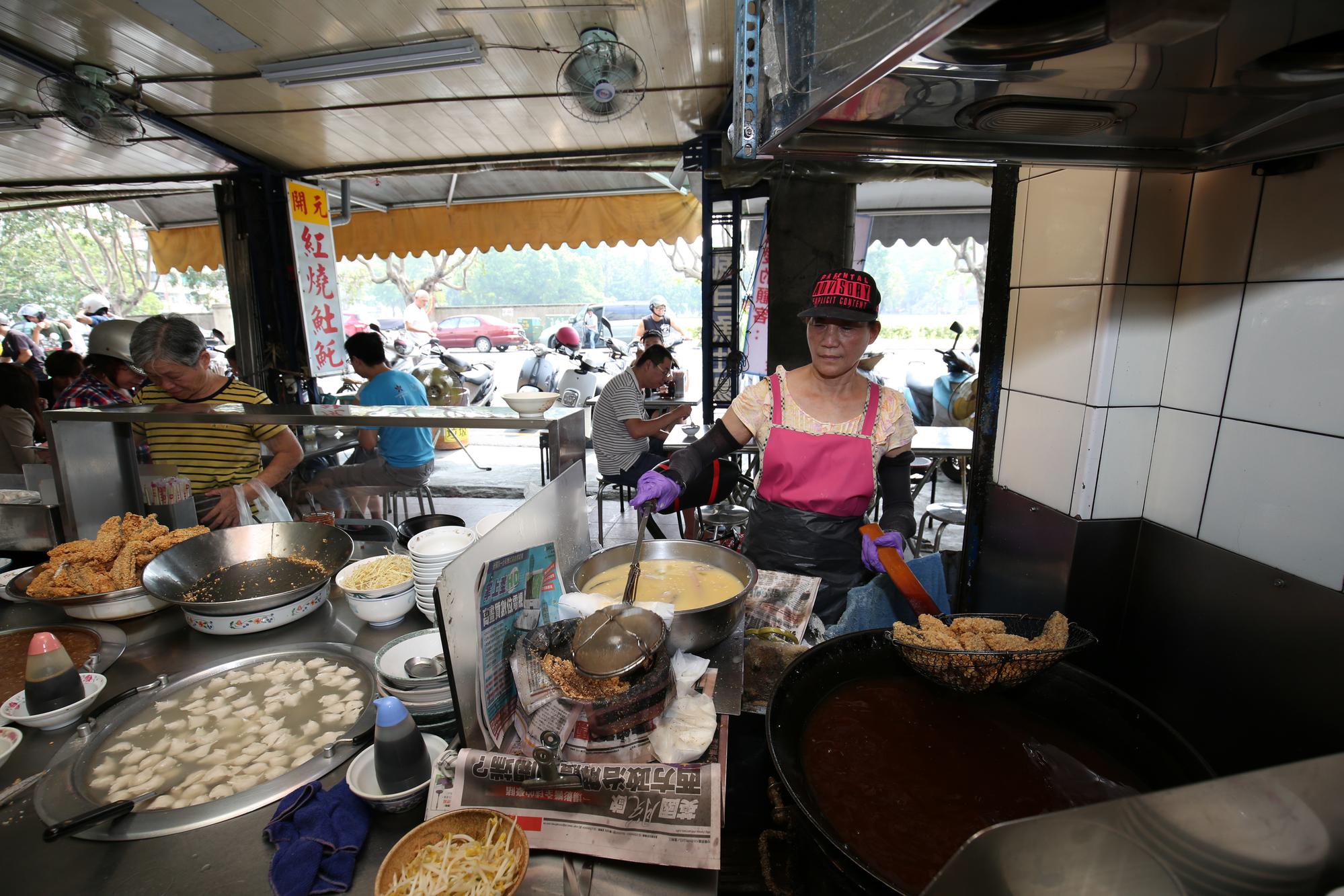 「開元紅燒土魠魚羹」餐檯上可見炸得酥香的土魠魚。（本刊資料照）