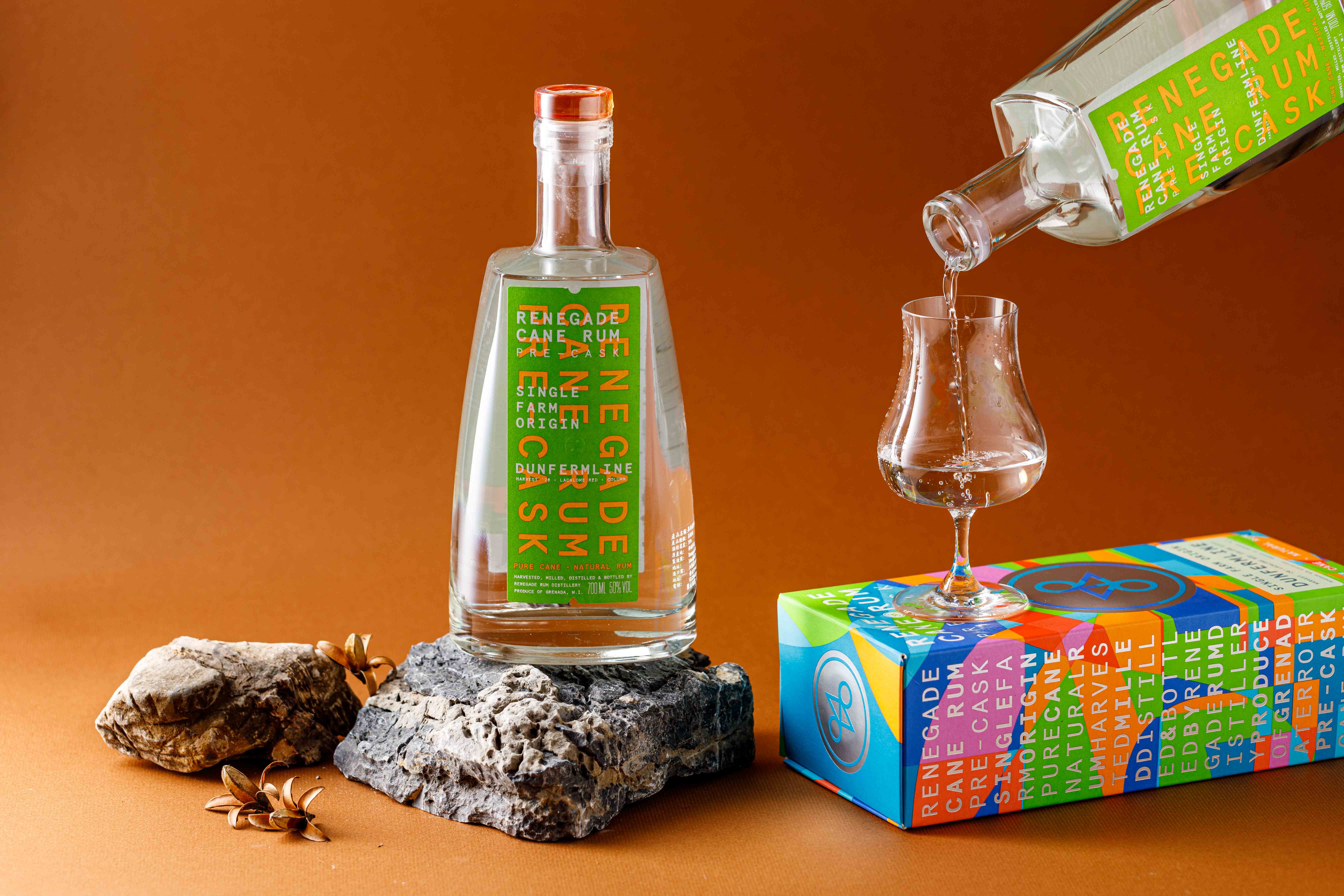 上市後立刻獲得「年度最佳創新蘭姆酒品牌」和「頂級白蘭姆酒金牌獎」的「DUNFERMLINE丹弗林單一莊園柱式蒸餾蘭姆酒」，一開瓶就甜香四溢，非常討喜。（1,850元／瓶）