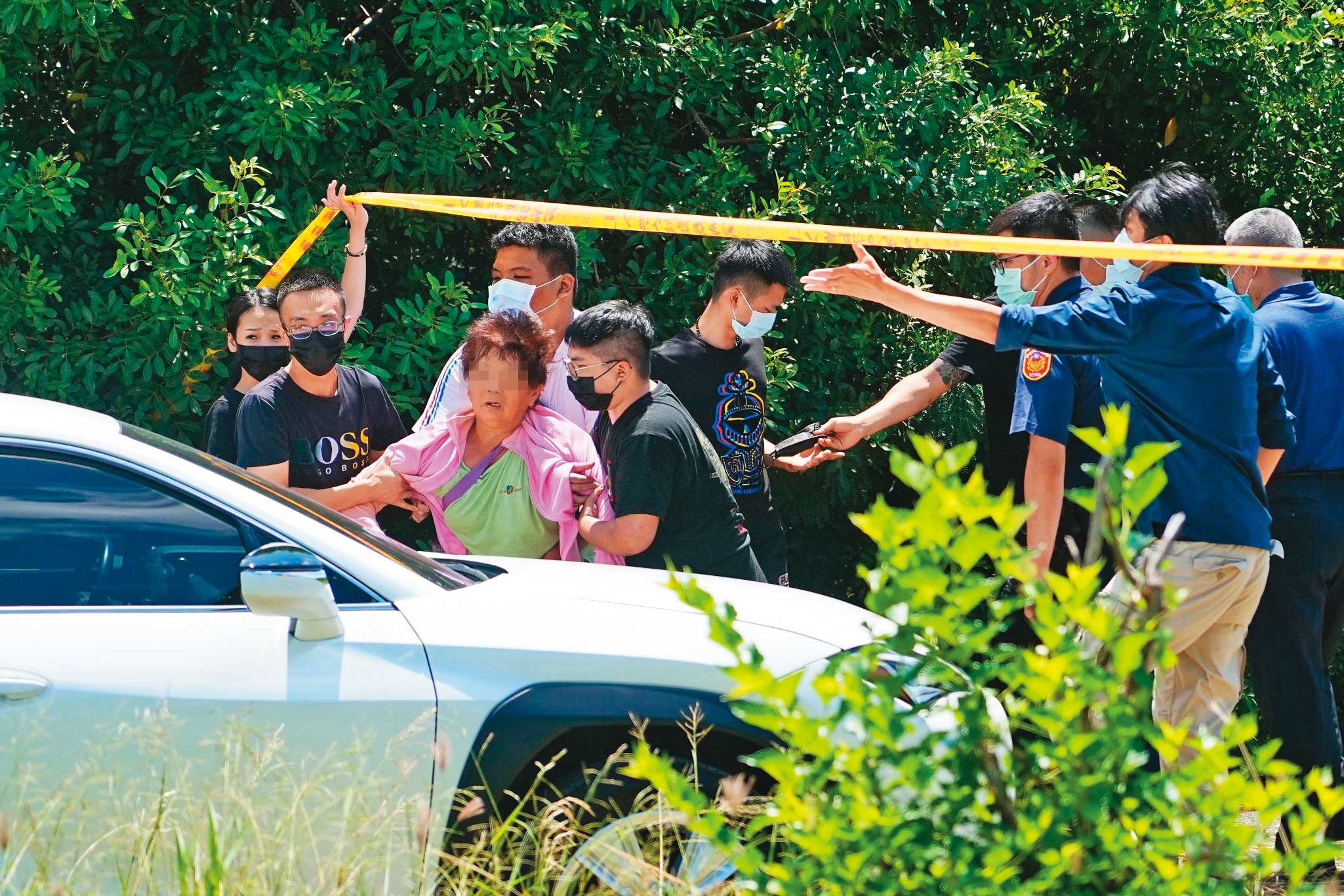 殉職員警曹瑞傑的祖母（前中）到案發現場招魂，一度因悲痛而昏厥。