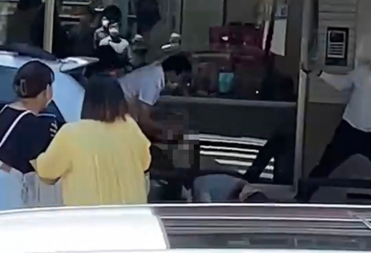 陳男持刀刺向倒地的葉女，所幸葉女及時側身未被刺中。（翻攝自臉書爆廢公社）