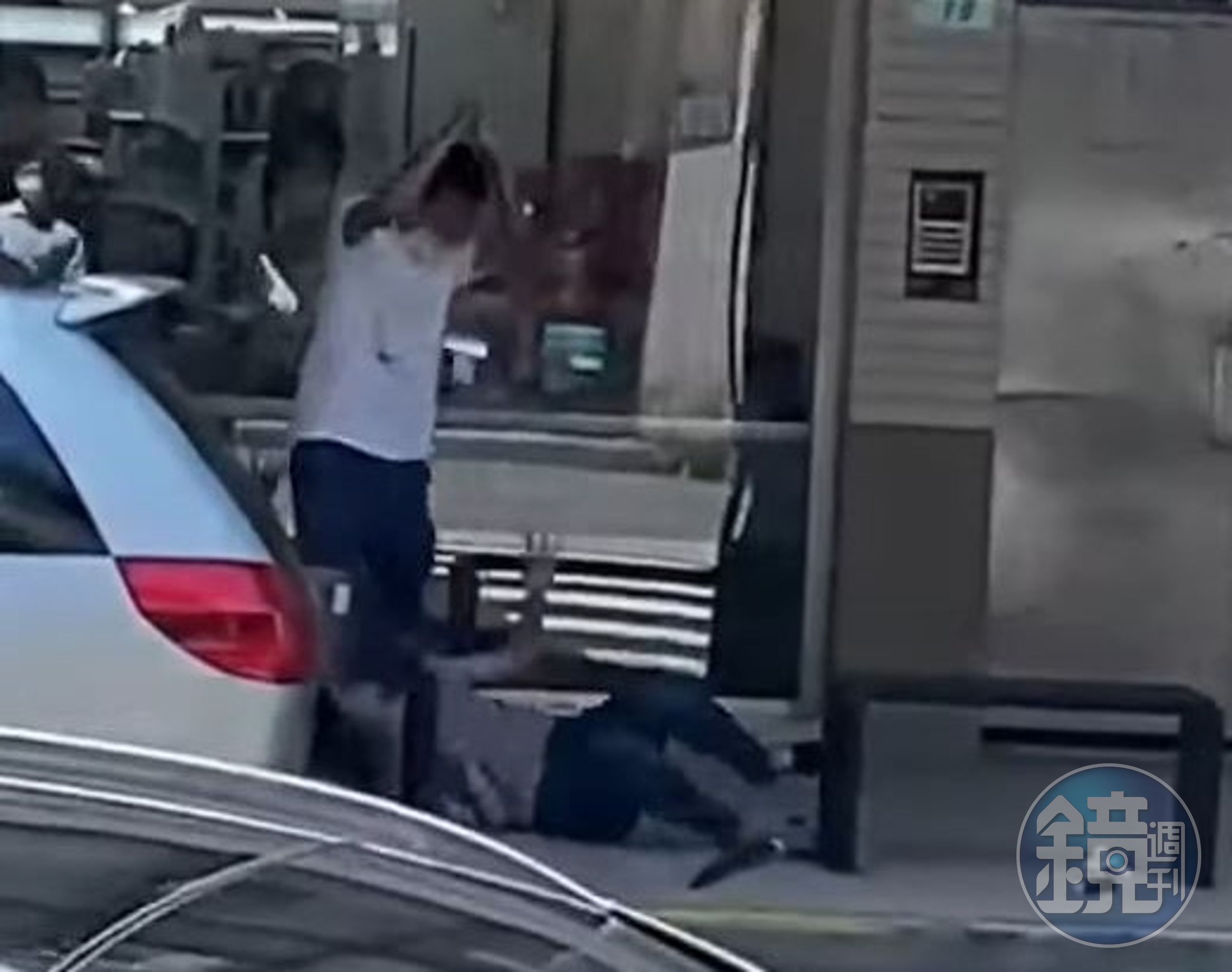 陳男持刀刺向倒地的葉女。（翻攝畫面）
