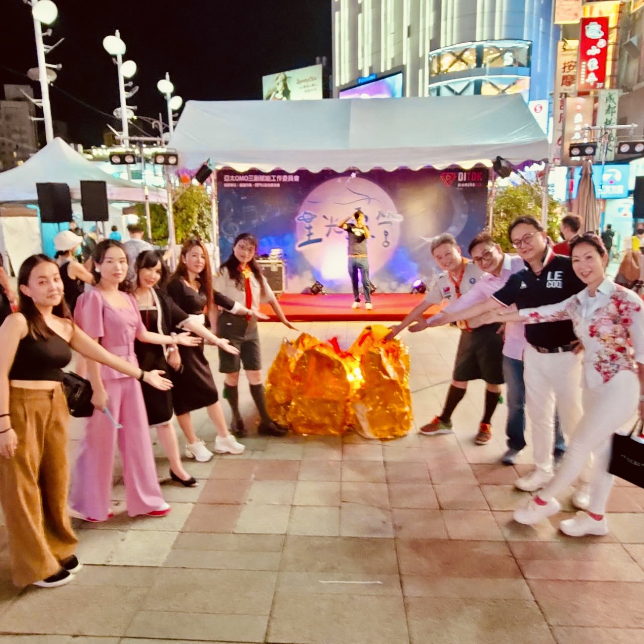 「星光露營月光晚會」延著台北市中華路搭起帳篷，並在星宿海童軍團邱薰賢團長的帶領下升起環保營火。（亞太OMO三創賦能工作委員會提供）